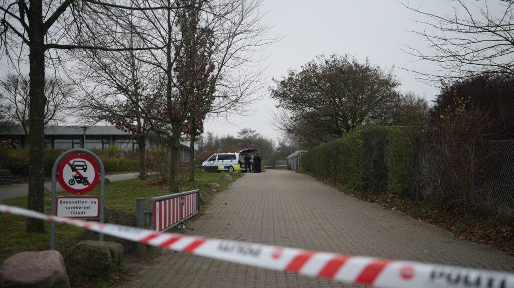 Politiet arbejdede længe på skolen efter anmeldelsen om knivoverfaldet.