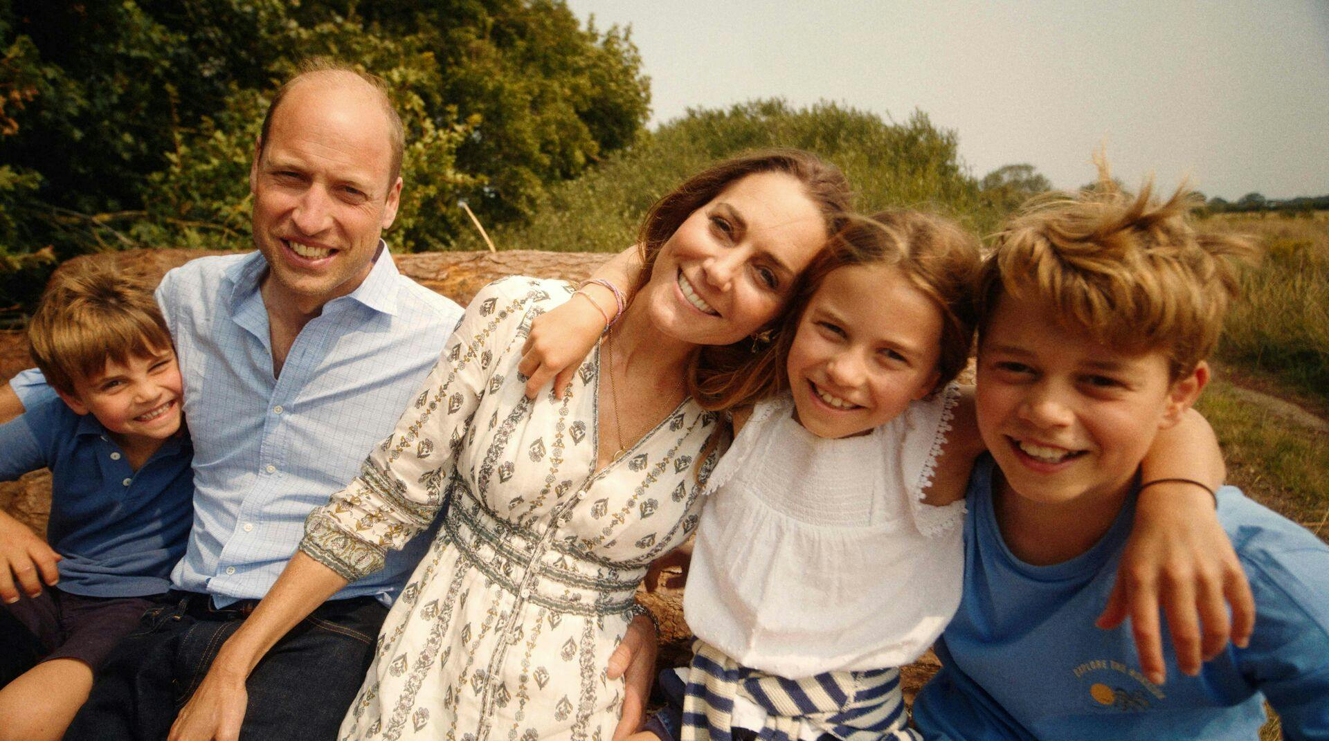 Det har ikke været et nemt år for prins William og den kræftramte prinsesse Kate her fotograferet i Norfolk sammen med deres tre børn, prins George, prinsesse Charlotte og prins Louis.