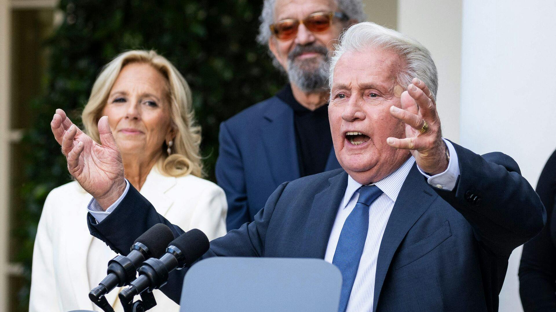 84-årige Martin Sheen er kendt for sit store politiske engagement. Her ses han sammen med den amerikanske førstedame Jill Biden.