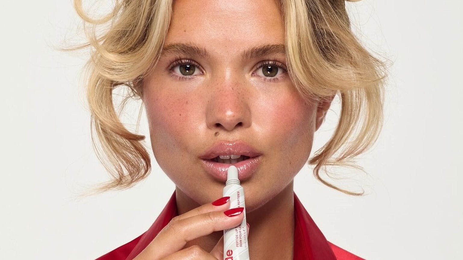 Matilda Djerf har blandt andre arbejdet sammen med Hailey Bieber. Lige nu bruger hun dog tiden på at redde sig ud af problemerne med de ansatte i hendes eget firma - de mener nemlig, at hun bogstaveligt talt er en heks at arbejde for.