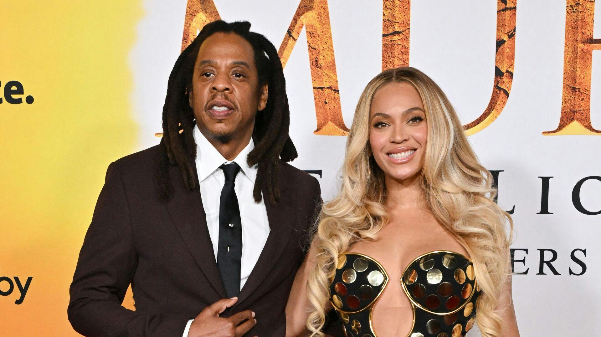 Jay-Z og Beyoncé blev tvunget ud i offentligheden samme dag, som voldtægtsanklagerne så dagens lys. Anledningen var datteren Blue Ivys debut som stemmeskuespiller i "the Lion King".