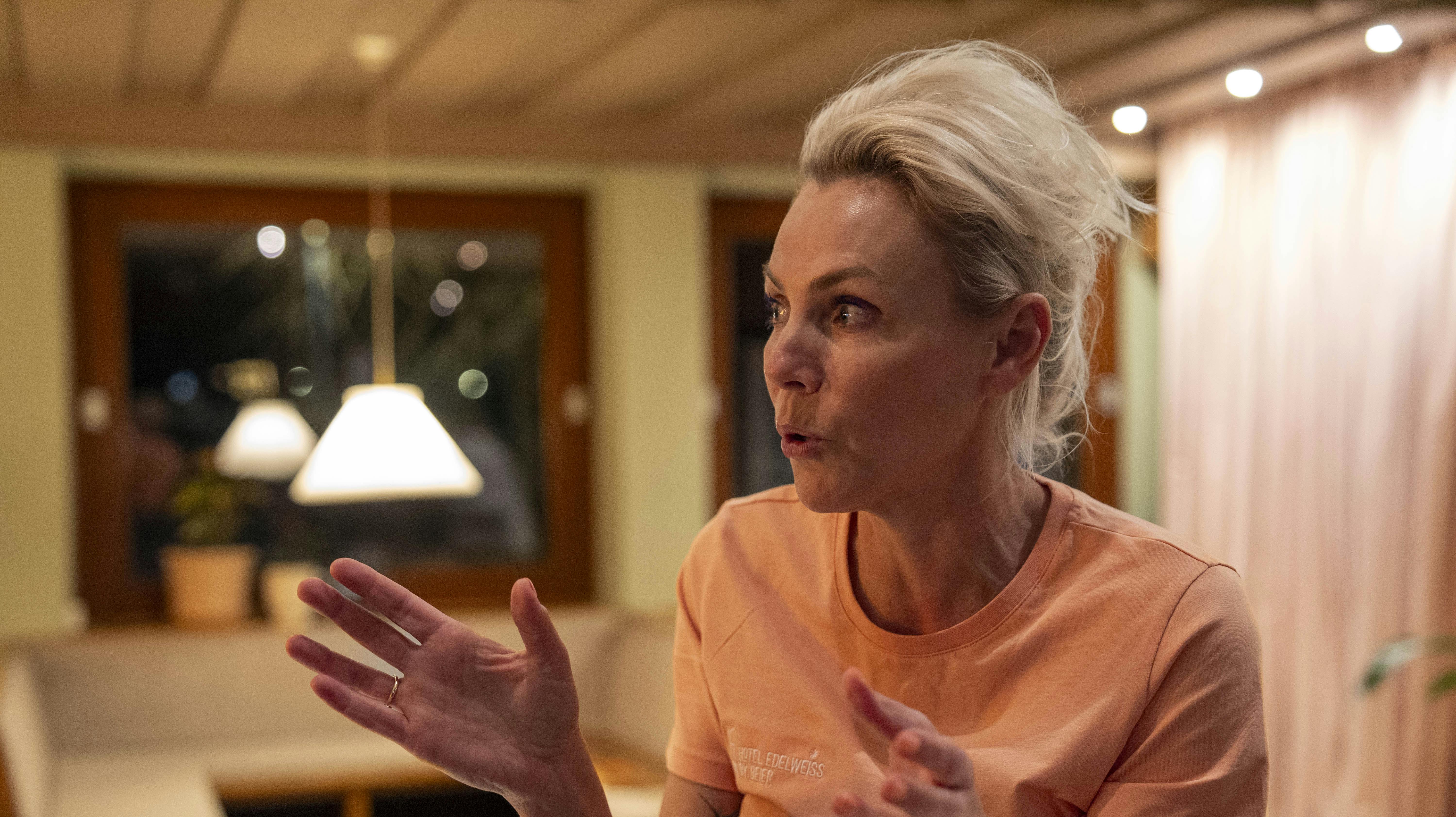 Vi er på besøg hos Lene Beier i Østrig, hvor de sidste forberedelser er i gang før åbningen af deres hotel.“Hotel Edelweiss” Itter i Østrig