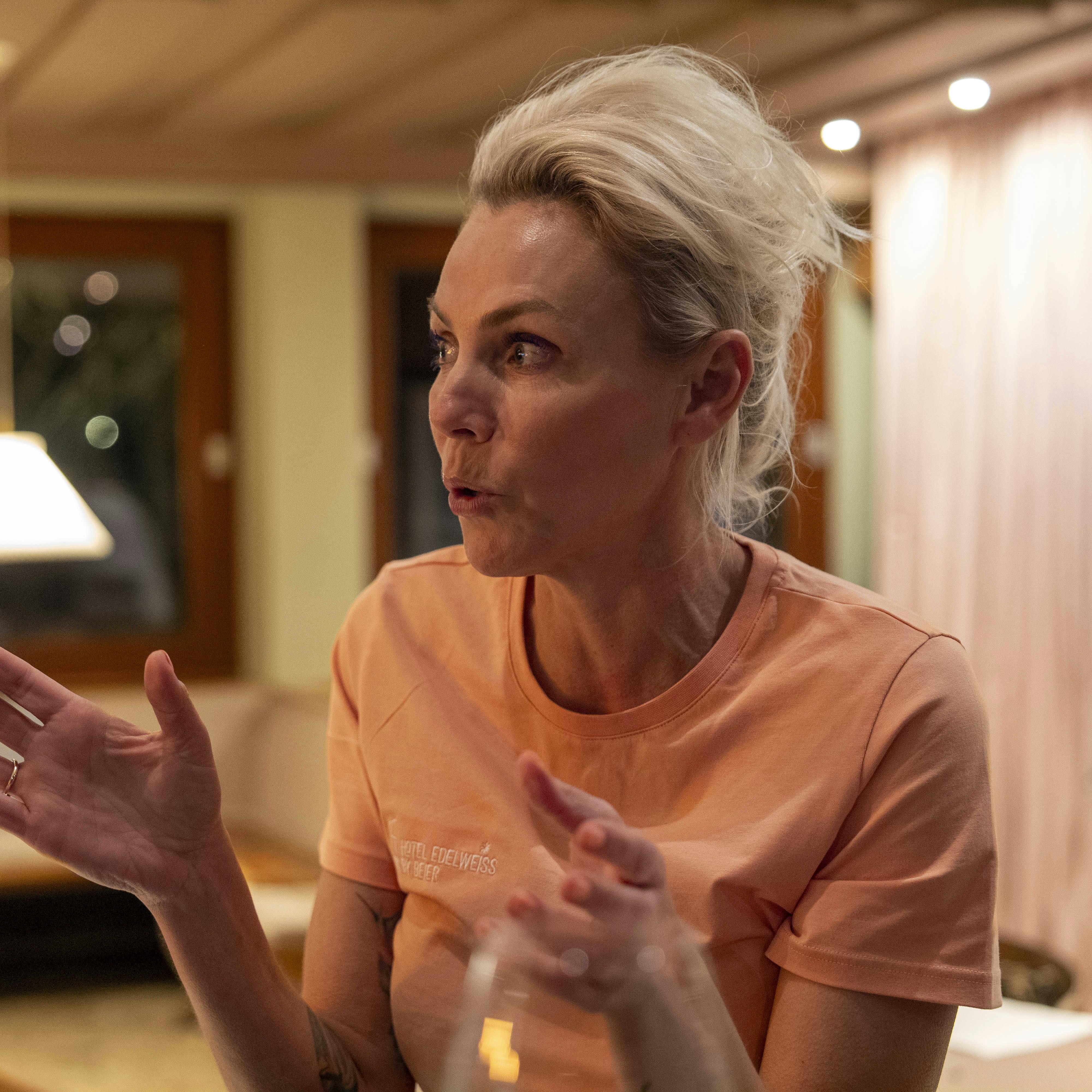 Vi er på besøg hos Lene Beier i Østrig, hvor de sidste forberedelser er i gang før åbningen af deres hotel.“Hotel Edelweiss” Itter i Østrig