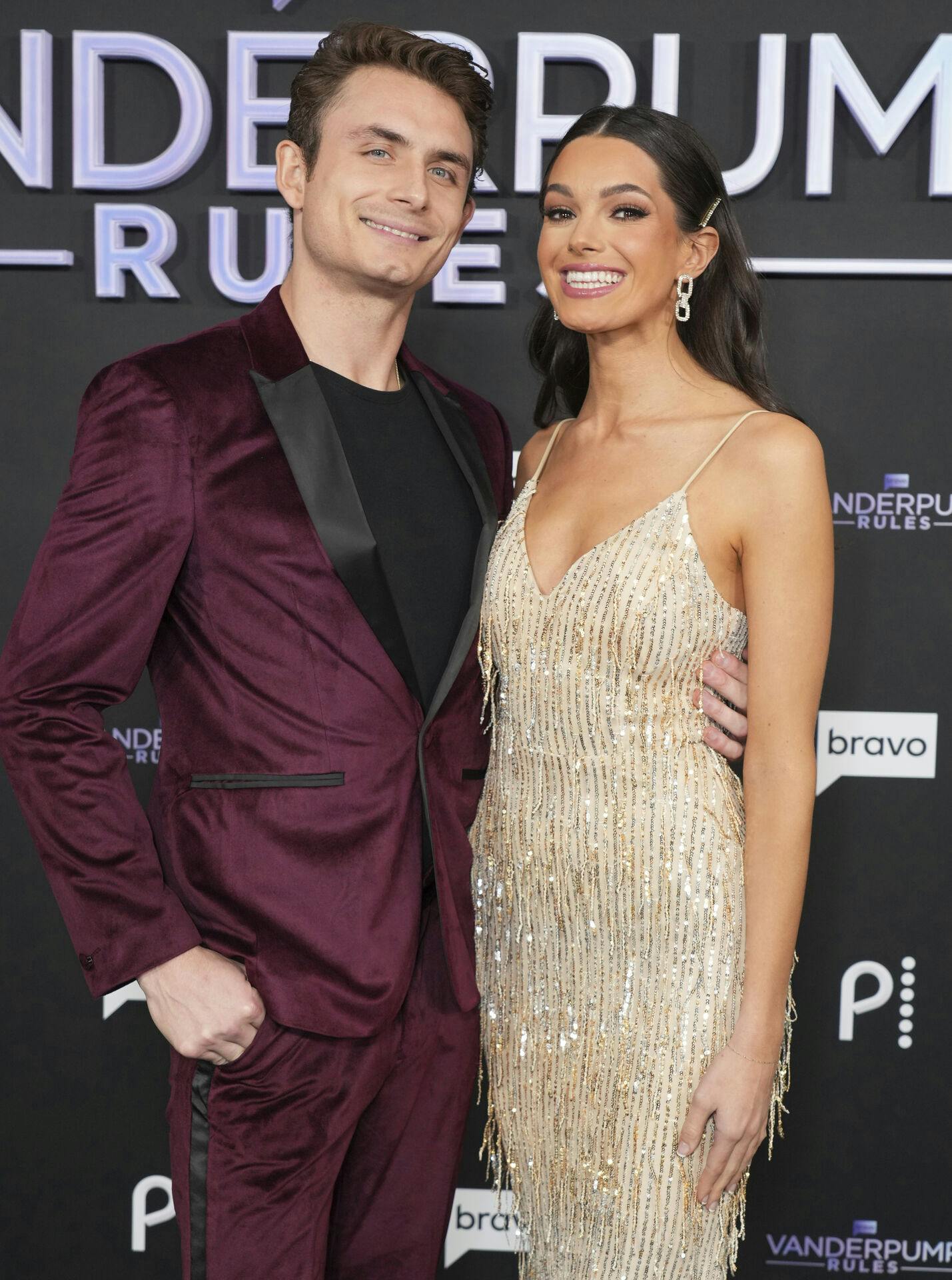 James Kennedy danner par med Ally Lewber, der angiveligt er den forurettede.