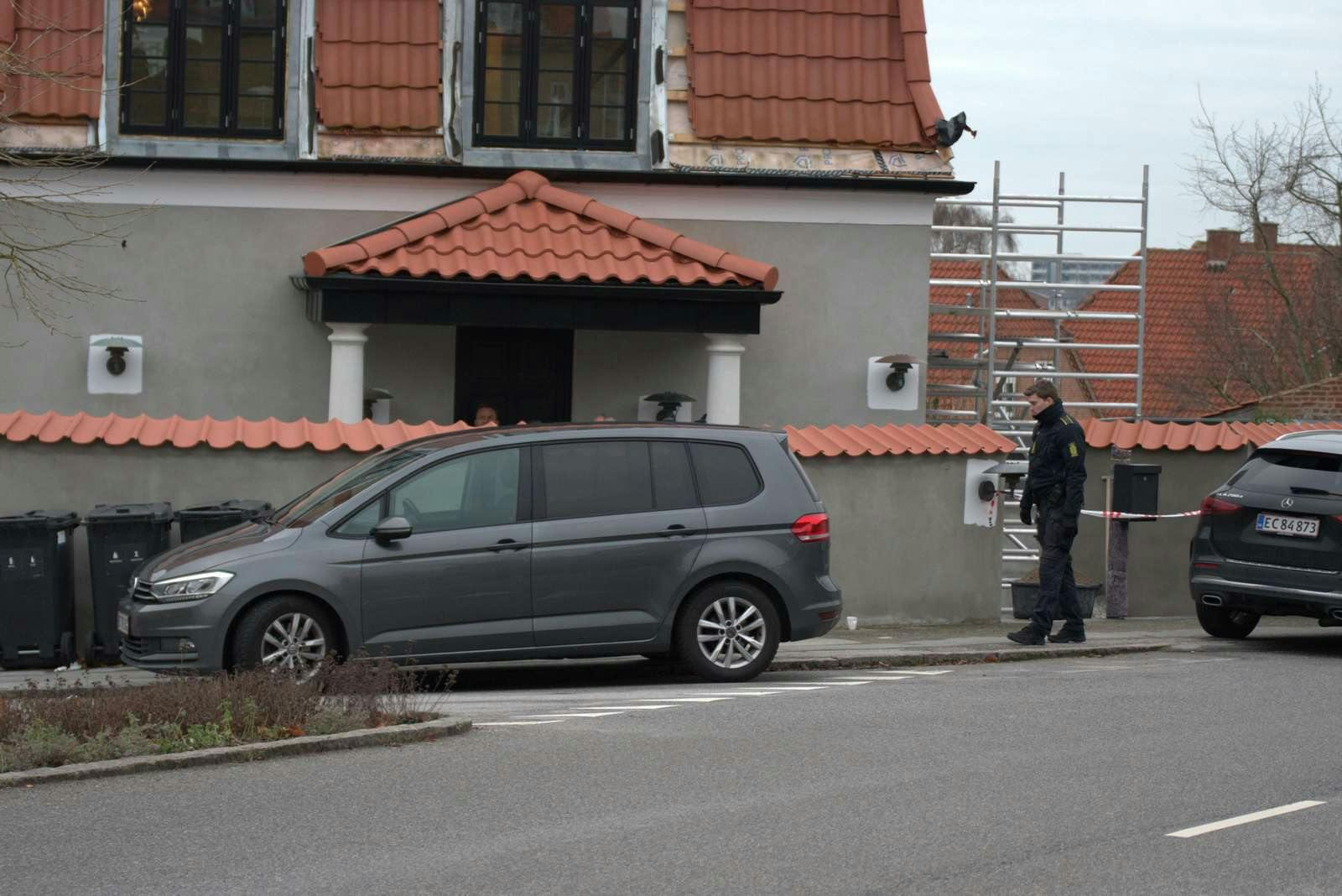 Politiet er rykket massivt ud til et villakvarter i Næstved torsdag eftermiddag.