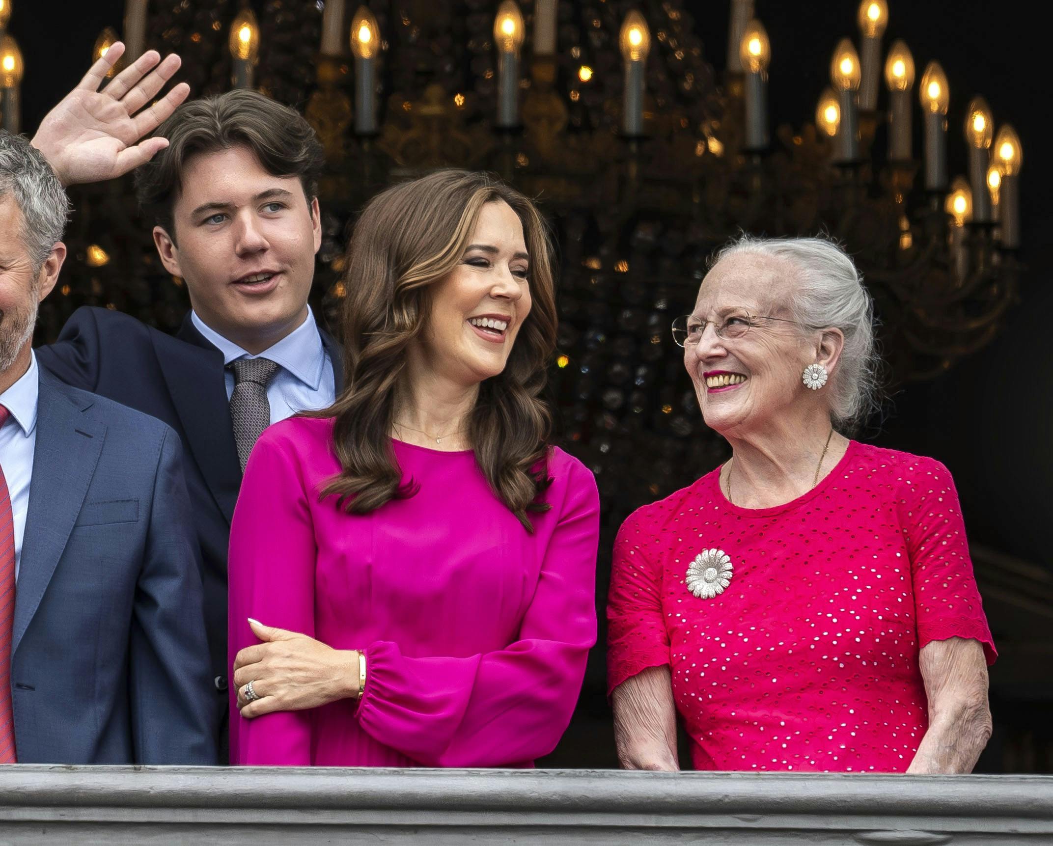 OPGAVE: Kong Frederiks fødselsdag.Kong Frederik hyldes på balkonen i anledning af hans 56 års fødselsdag - her er det med dronning Mary og dronning Margrethe samt kronprins Christian.STED:  AmalienborgJOURNALIST: Ulrik Ulriksen og Marianne SingerFOTOGRAF: © Hanne Juul/ Aller Foto & VideoDATO: 20240526