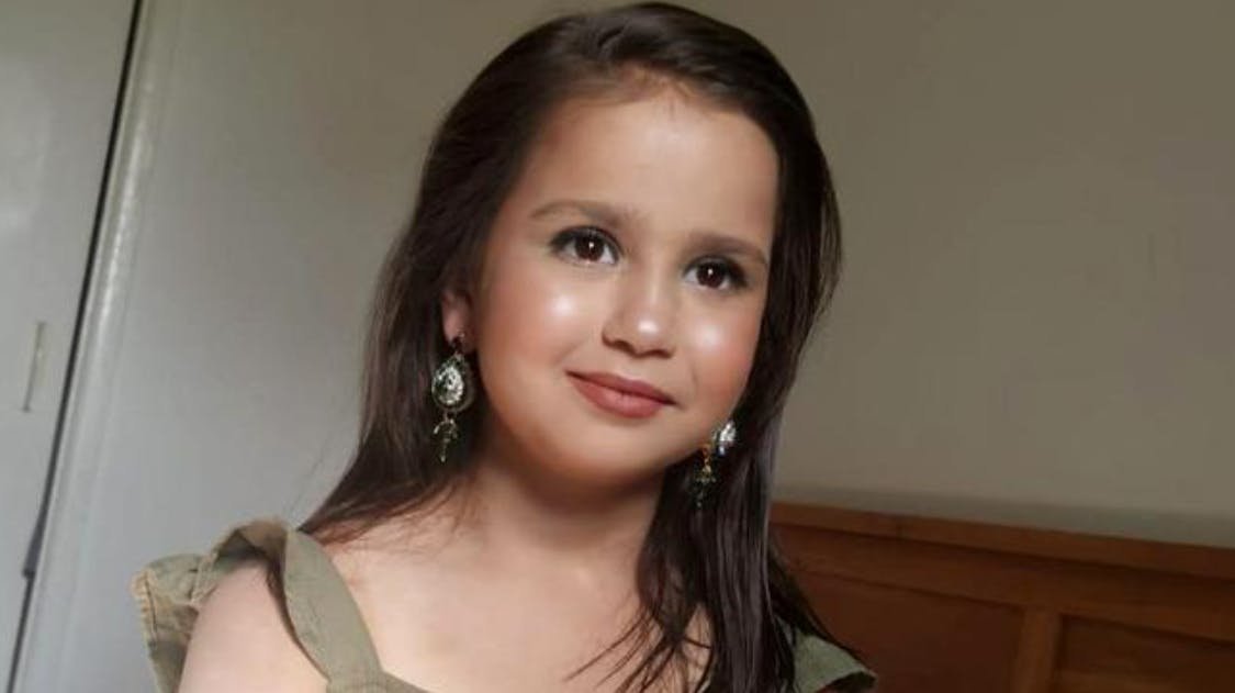 10-årige Sara Sharif havde hele 25 frakturer og 71 ydre skader – deriblandt seks bidmærker og brandsår fra et strygejern – da hun blev fundet død i sit hjem i august 2023.