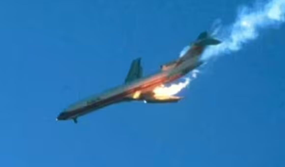 I det smukkeste solskinsvejr mistede 144 mennesker livet, da en ubegribelig og uhyggelig flytragedie indtraf over San Diego. Piloternes sidste ord afslørede i al sin gru, at de vidste, de skulle dø.