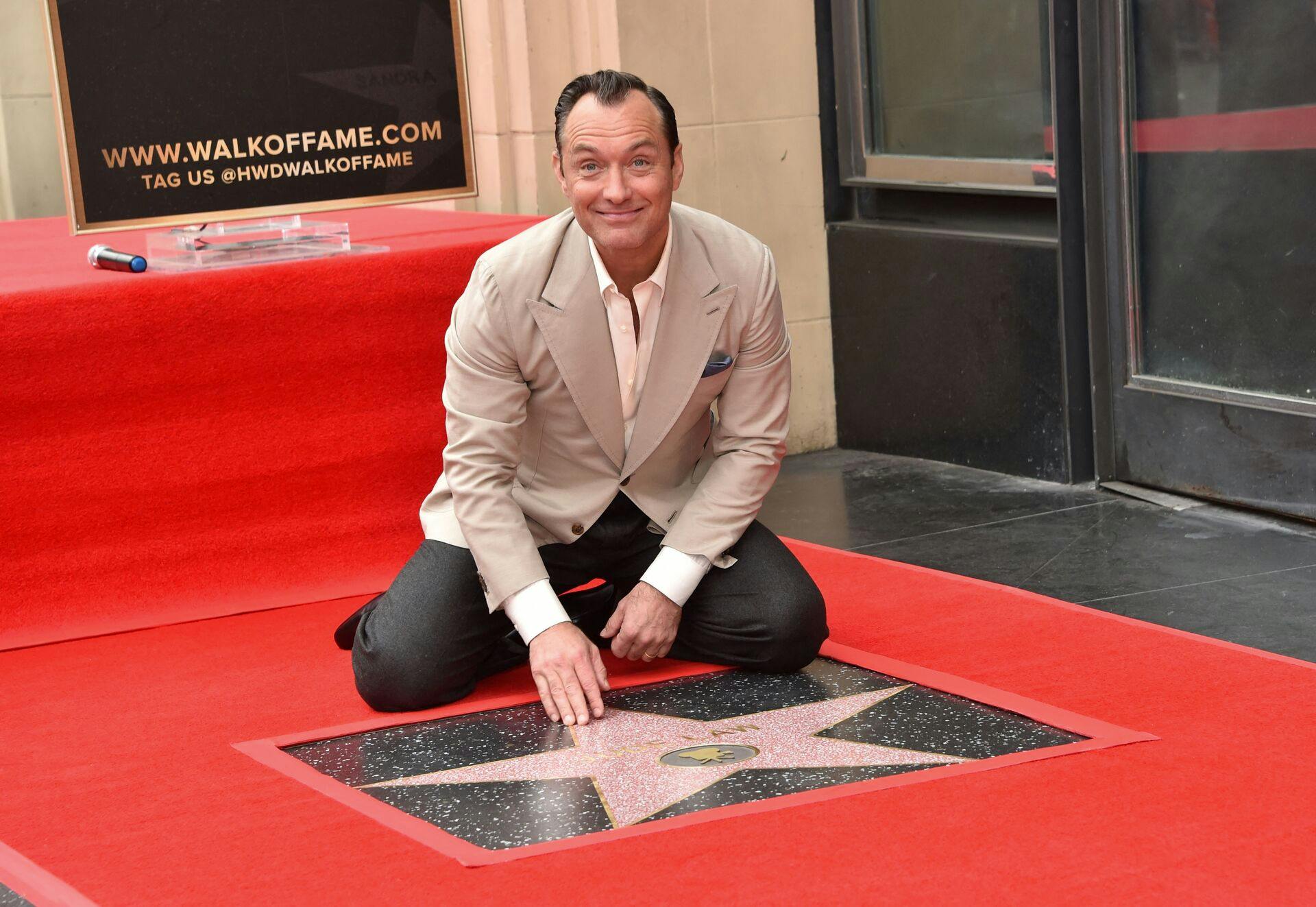 Den engelske skuespiller Jude Law har i december 2024 modtaget en stjerne på Hollywood Walk of Fame.
