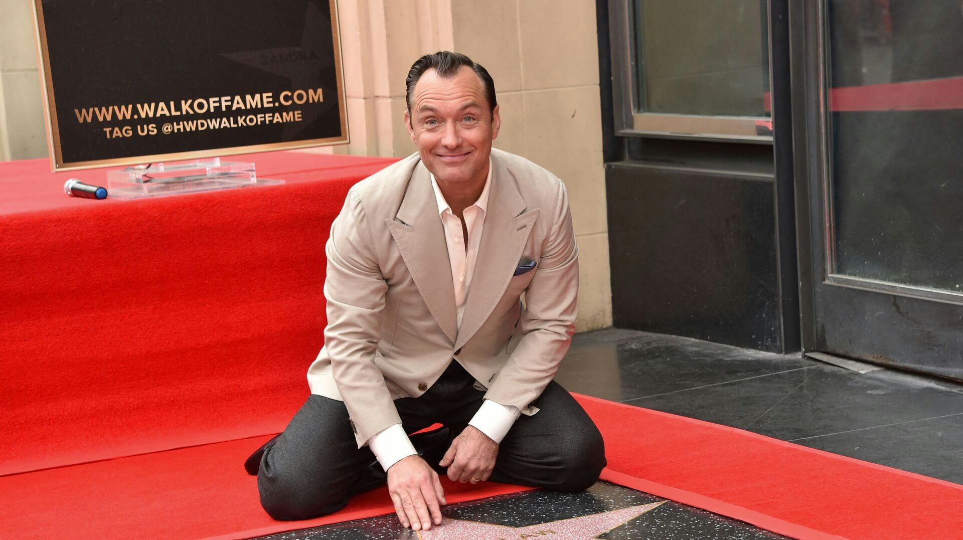 Den engelske skuespiller Jude Law har i december 2024 modtaget en stjerne på Hollywood Walk of Fame.