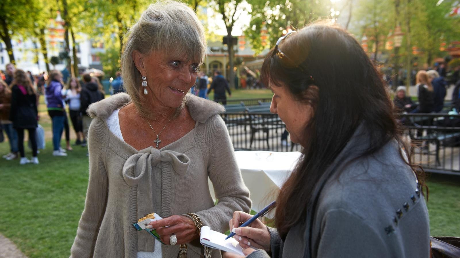 Prinsessen ses her med en af sine yndlingsting i hånden: en pakke cigaretter. Sammen med sydens sol var det en af Birgittas store passioner.