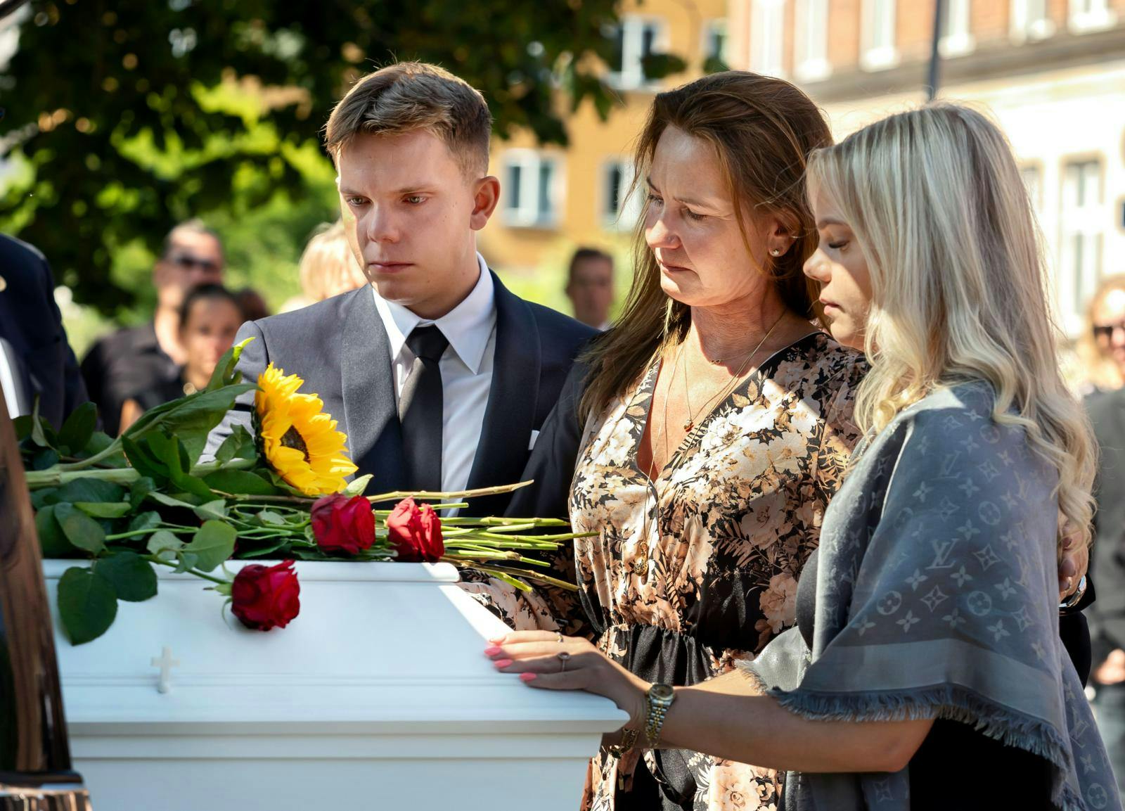 De efterladte til Jens Werner siger her det sidste og altid svære farvel.