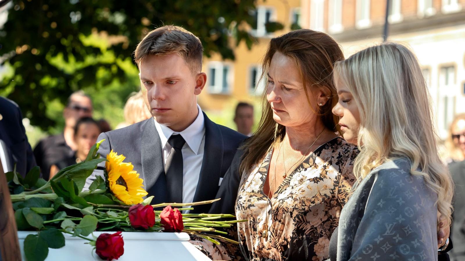 De efterladte til Jens Werner siger her det sidste og altid svære farvel.