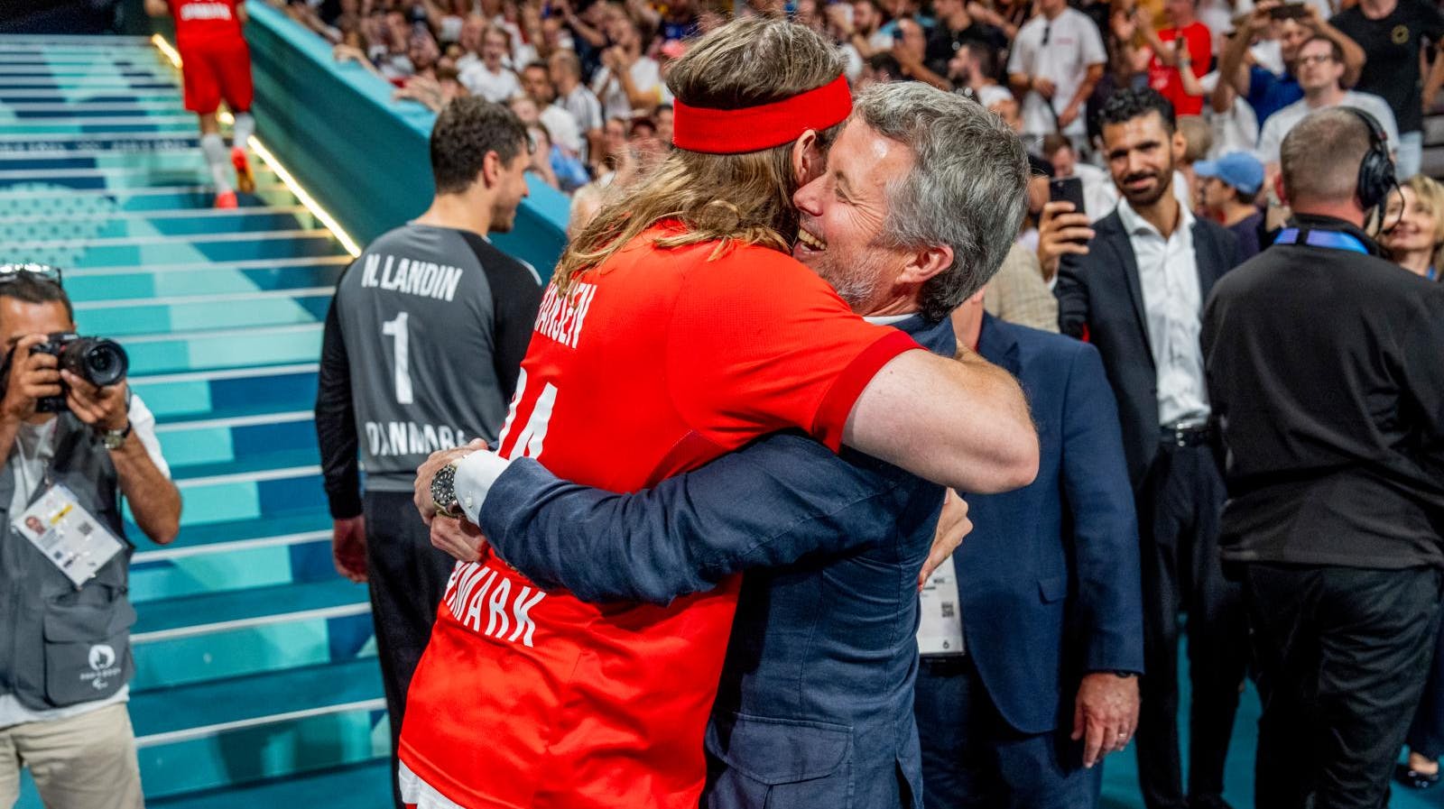 De danske EM-kvinder kan kun drømme om kongelig opbakning, som Mikkel Hansen her får - i aften bliver kongen nemlig igen-igen væk.