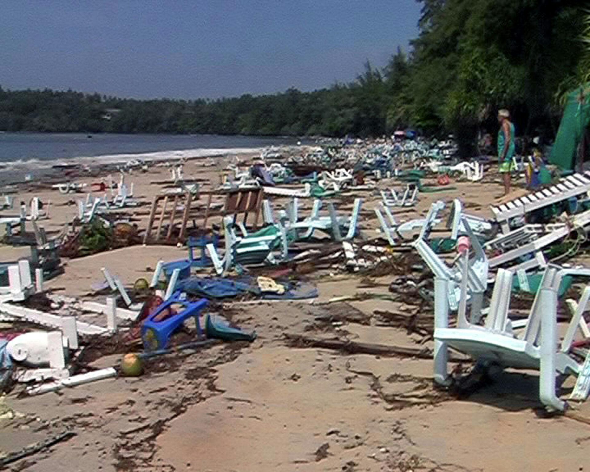 Patong-stranden i Phuket flød med affald efter den altødelæggende tsunami.