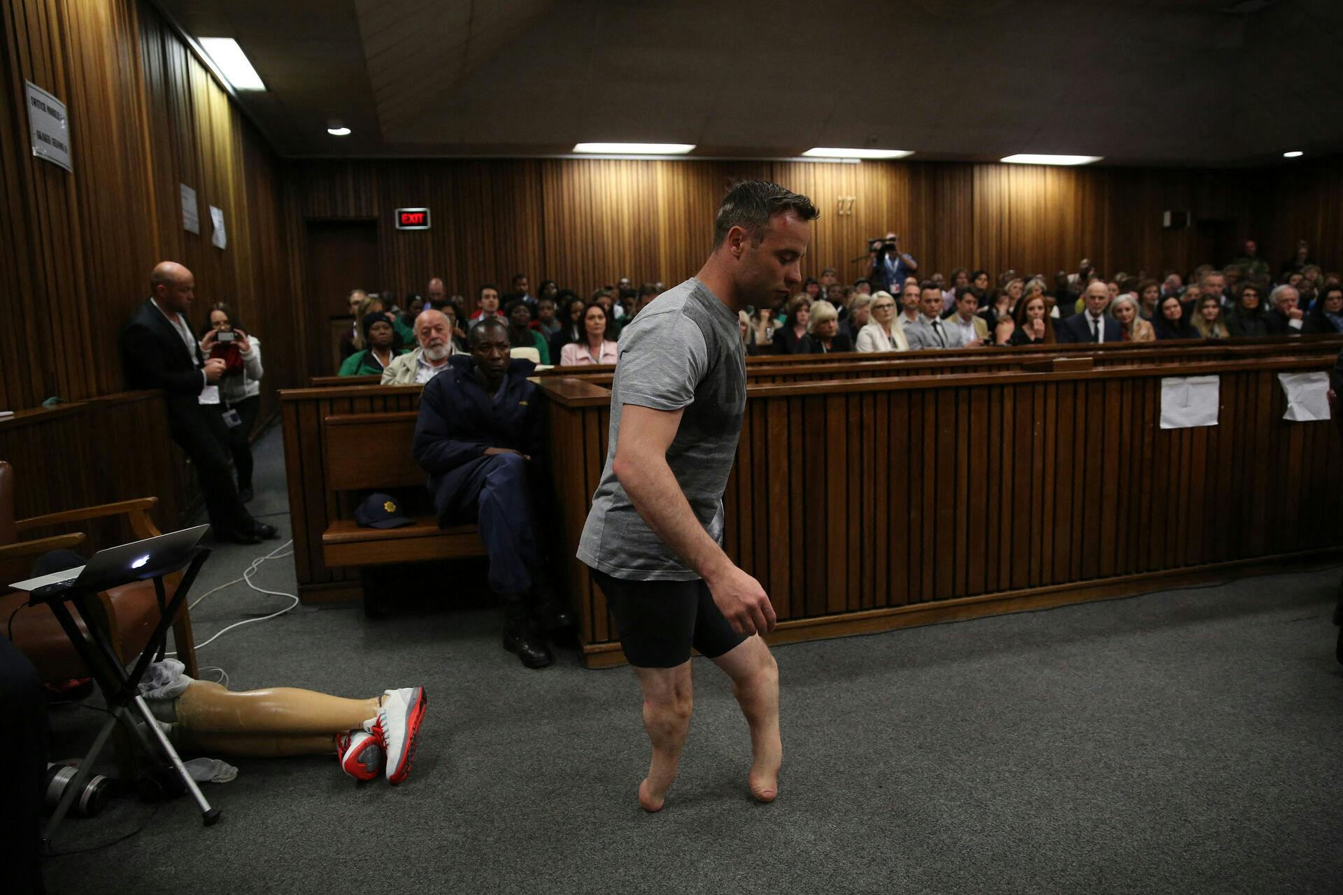Under retssagen forsøgte Oscar Pistorius at vise, at han var "forsvarsløs" uden sine benproteser, og at det blandt andet var derfor, at han affyrede skuddene, da han troede, at en indbrudstyv havde fundet vej til hjemmet.
