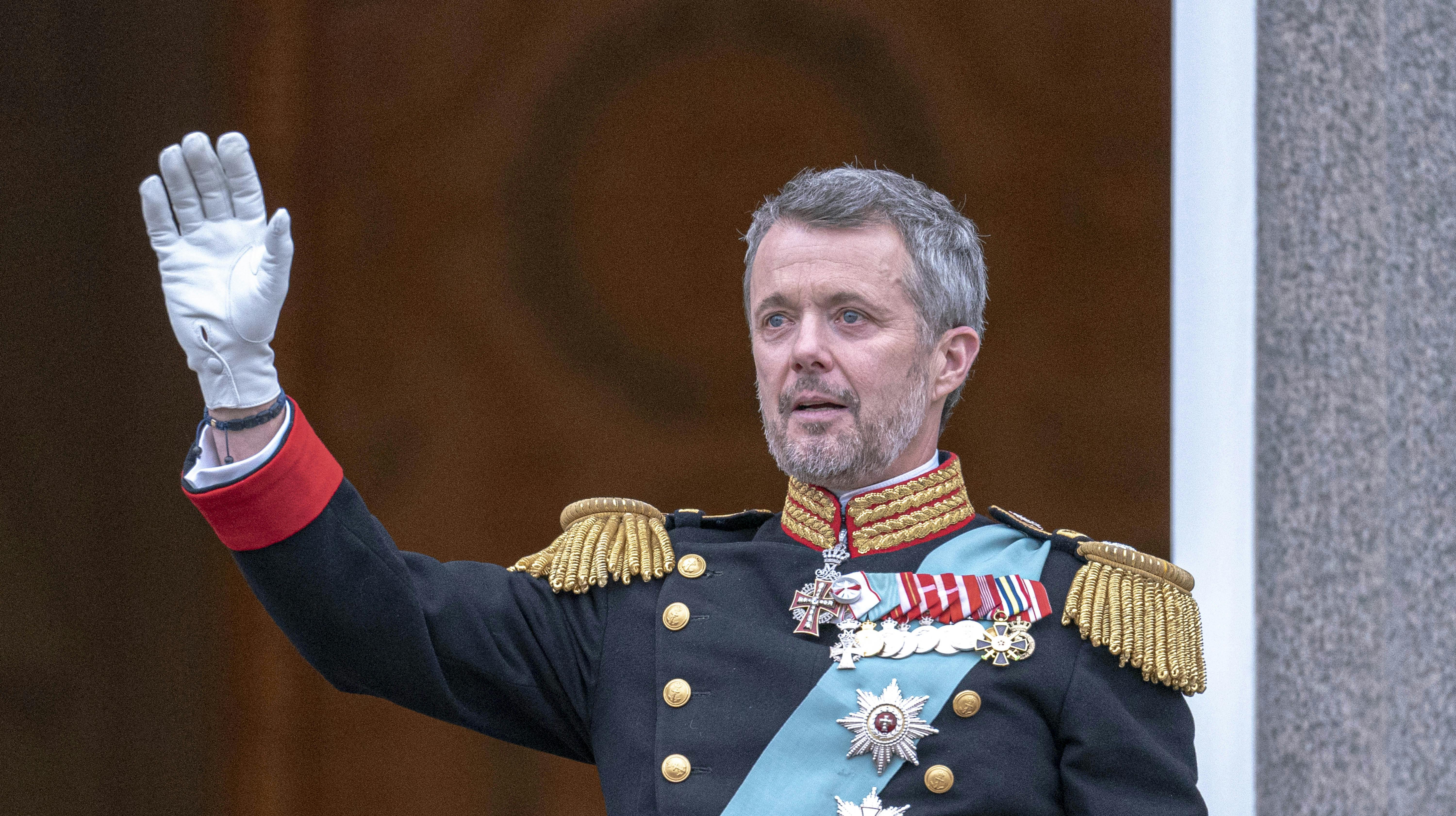 Den 31. december klokken præcis 18.00 taler kong Frederik for første gang til folket i sin nytårstale-