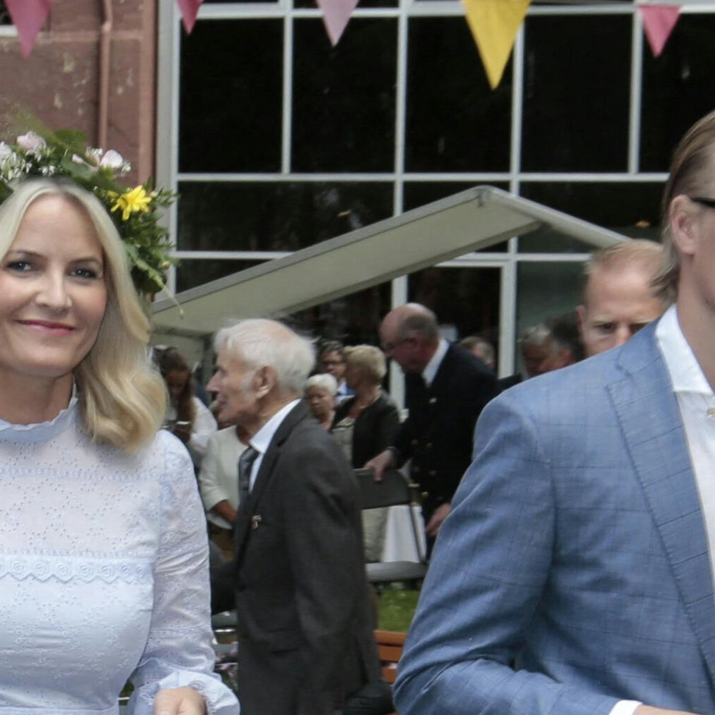 Den norske kronprinsesse Mette-Marit slipper tilsyneladende for at skulle vidne mod sin søn, som er sigtet for vold og voldtægt. Det bekræfter advokat nu