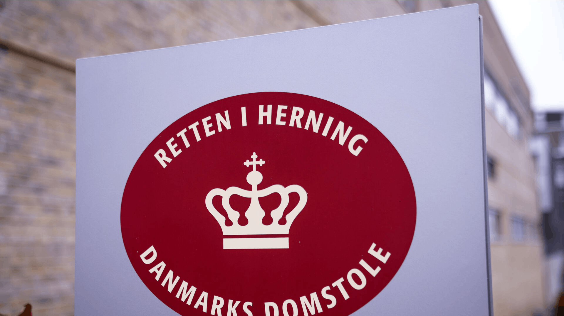 DR-kendissen sad på anklagebænken i Retten i Herning.