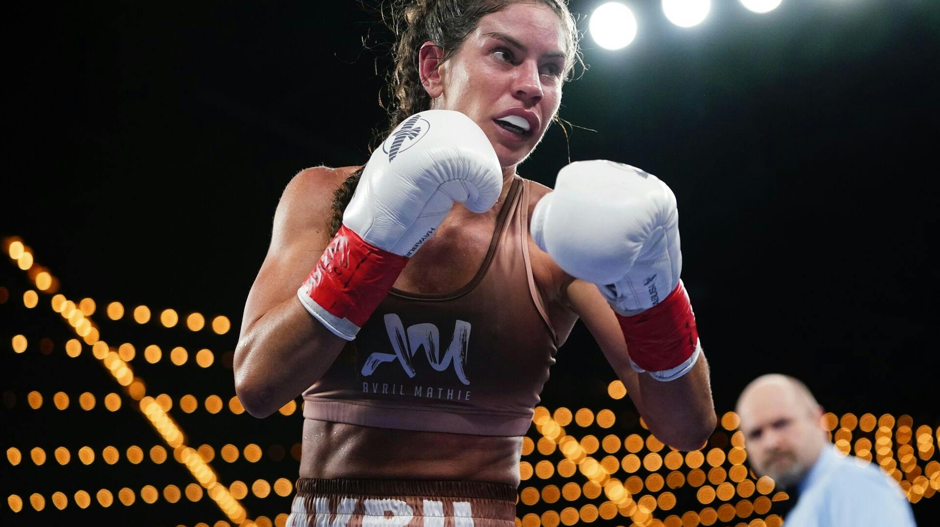 Avril Mathie har valgt at få opereret sine brystimplantater ud.