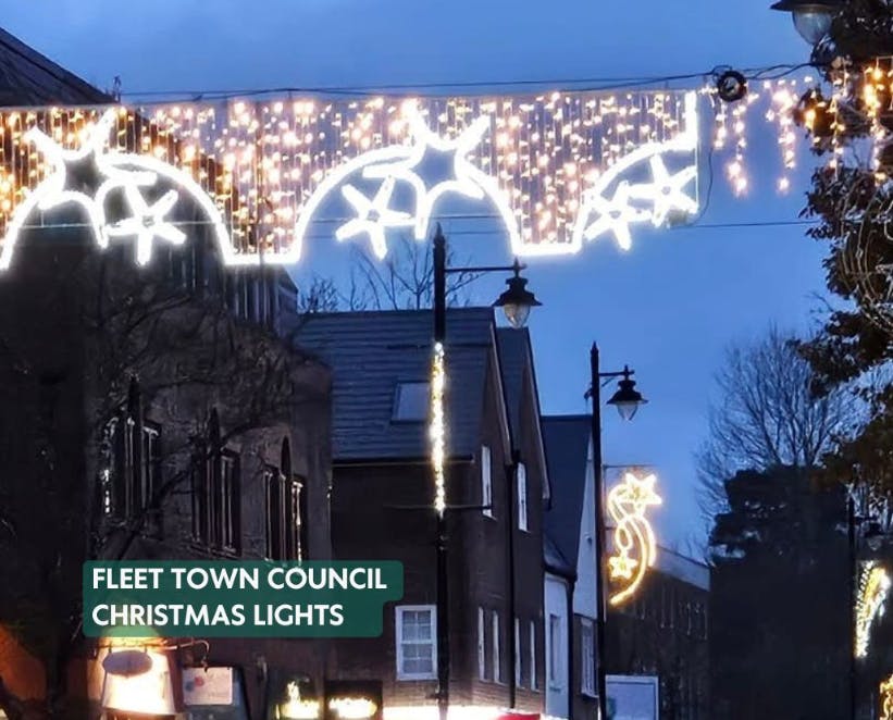 Juleudsmykningen i en britisk by får smilet frem hos de fleste, for de flotte lys leder tankerne hen på ... ja... trusser!!