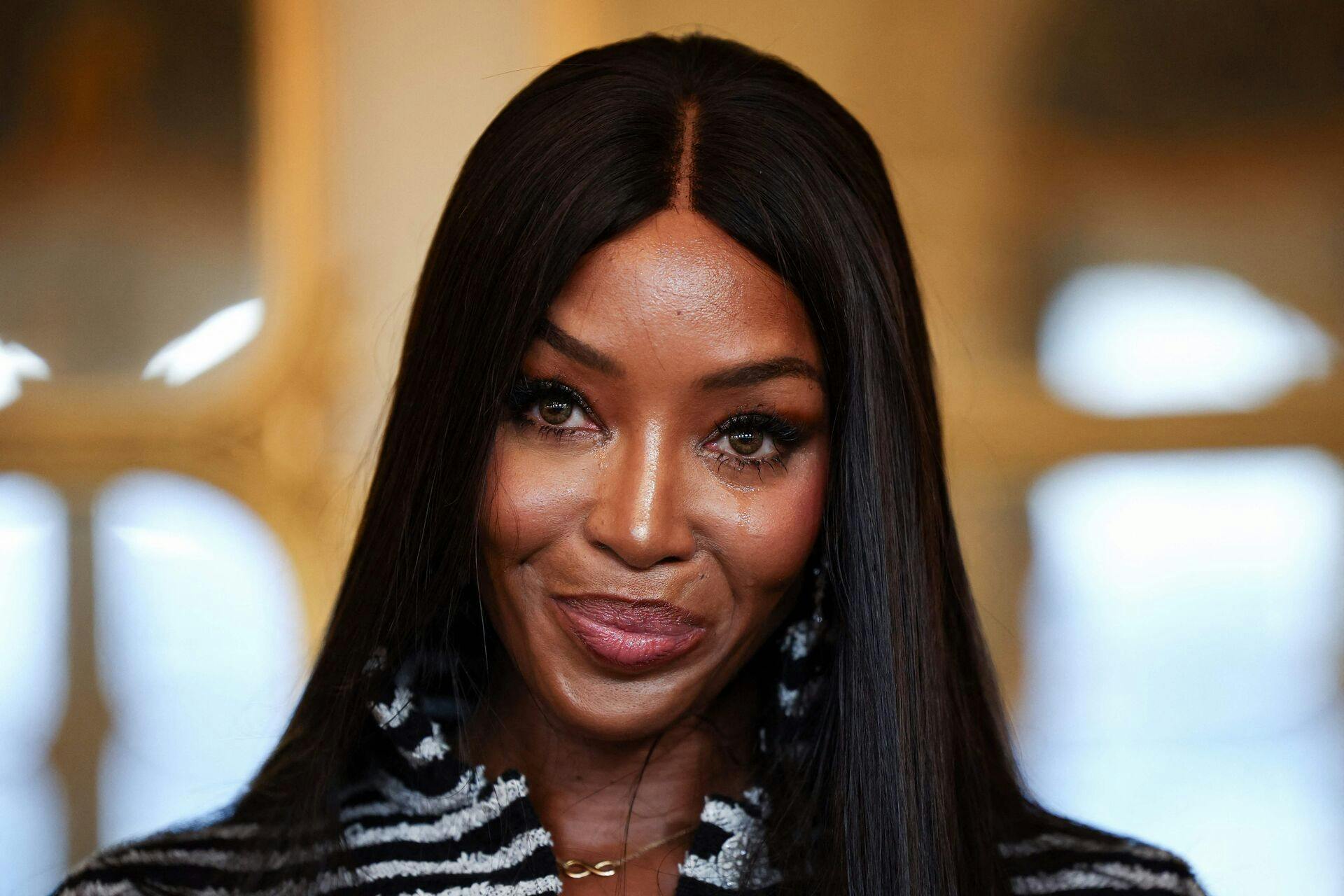 Den britiske model Naomi Campbell er tilbage på singlemarkedet.