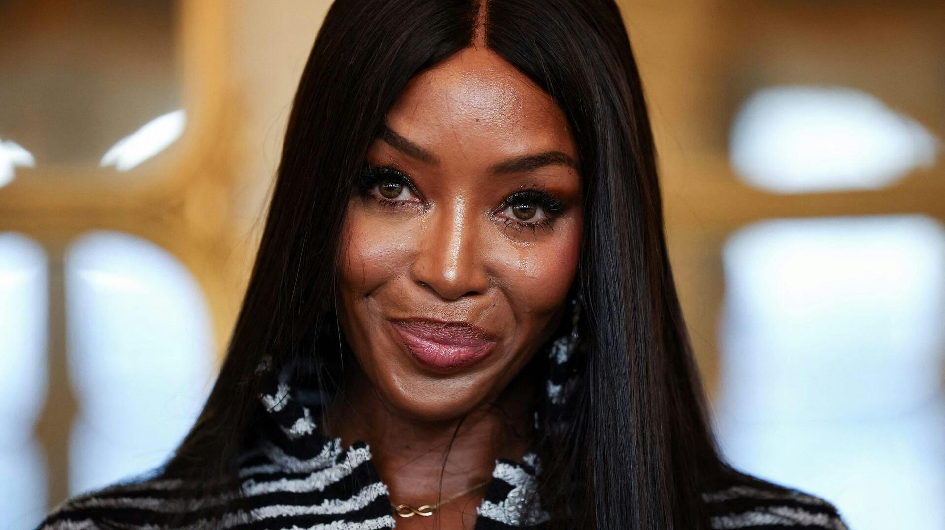 Den britiske model Naomi Campbell er tilbage på singlemarkedet.