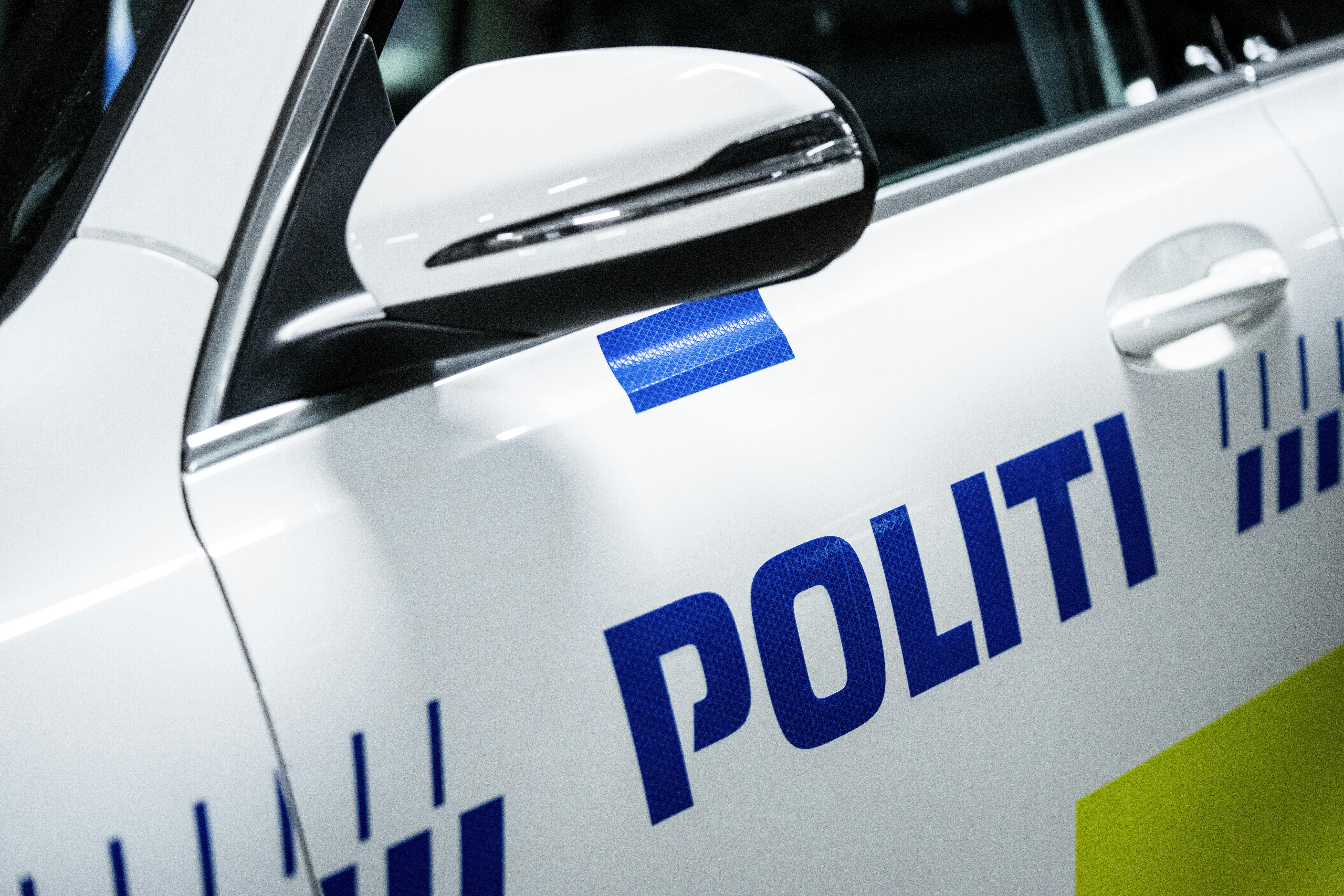 Politiet er til stede ved banegården i Silkeborg efter meldinger om vold. 