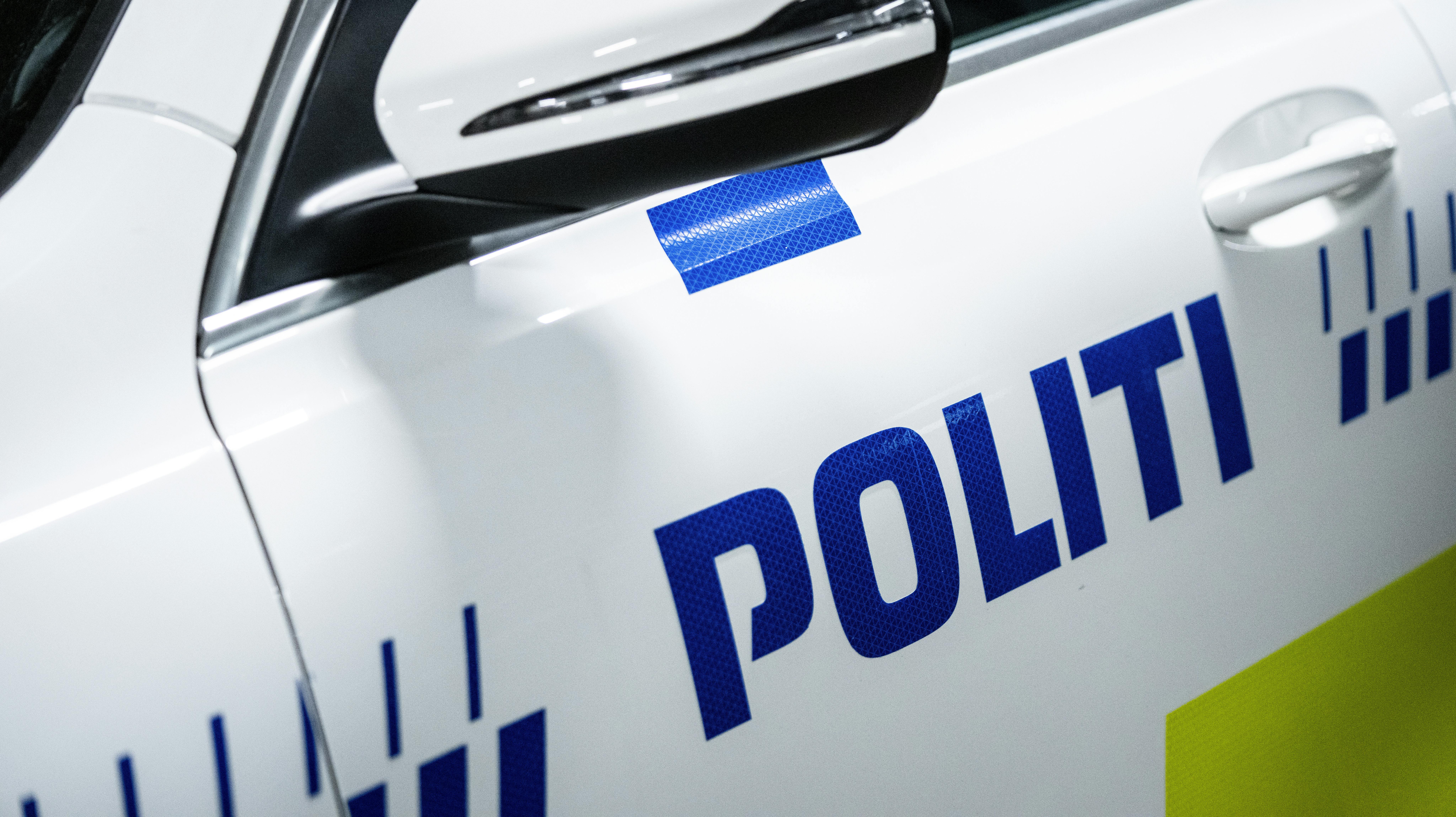 Politiet er til stede ved banegården i Silkeborg efter meldinger om vold.