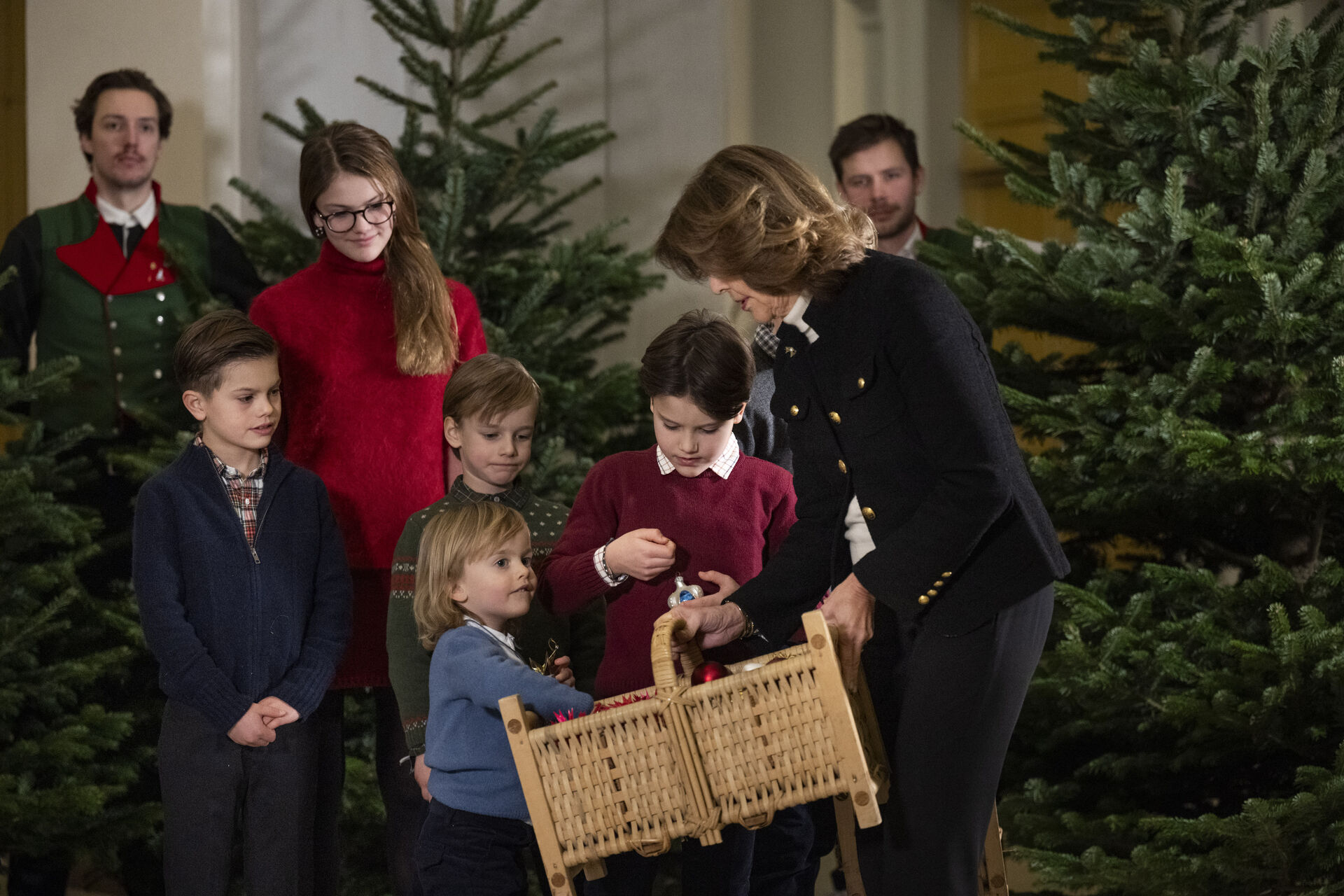 Dronning Silvia pynter juletræ med børnene 