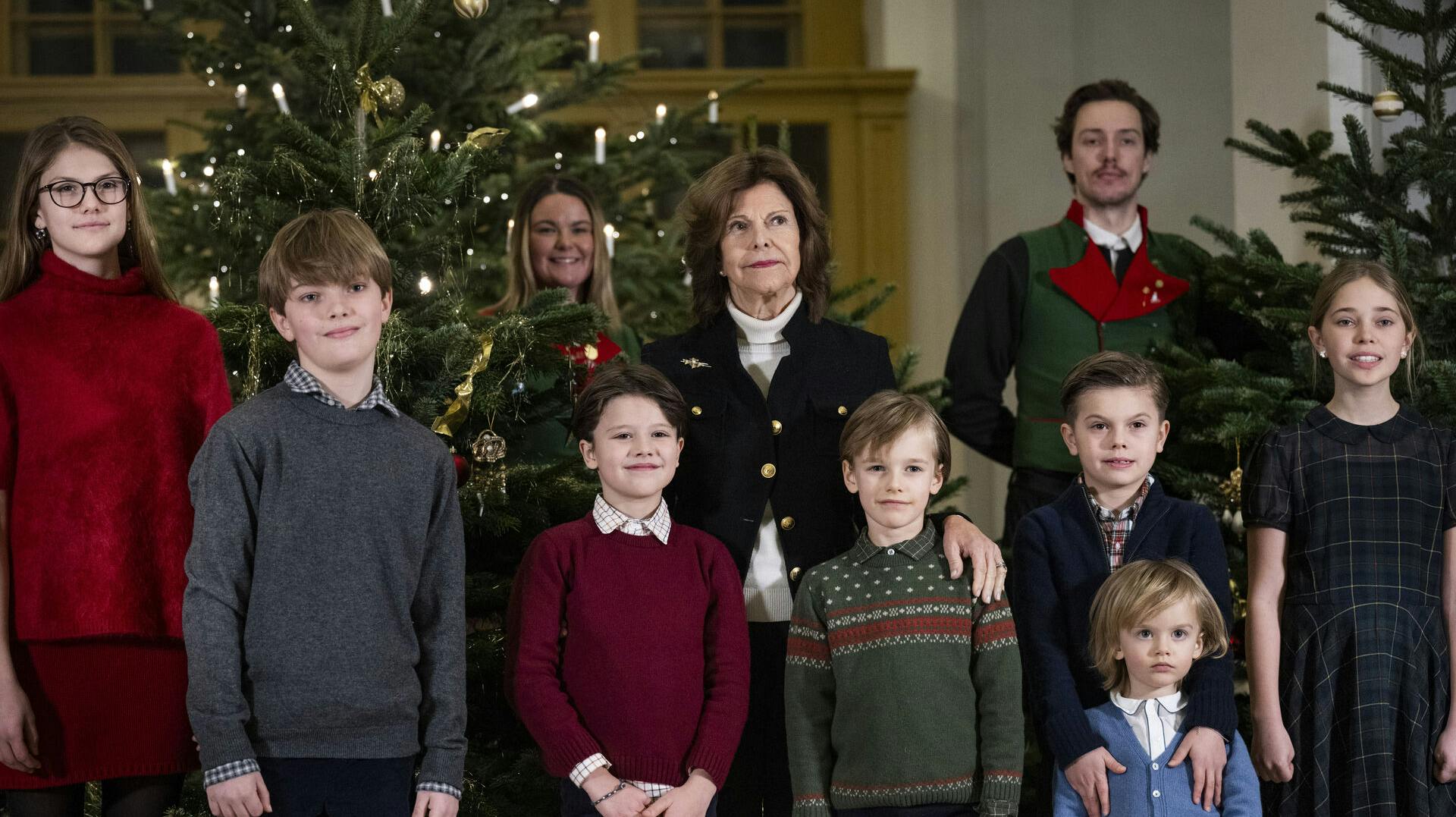 Dronning Silvia pynter juletræ med børnene