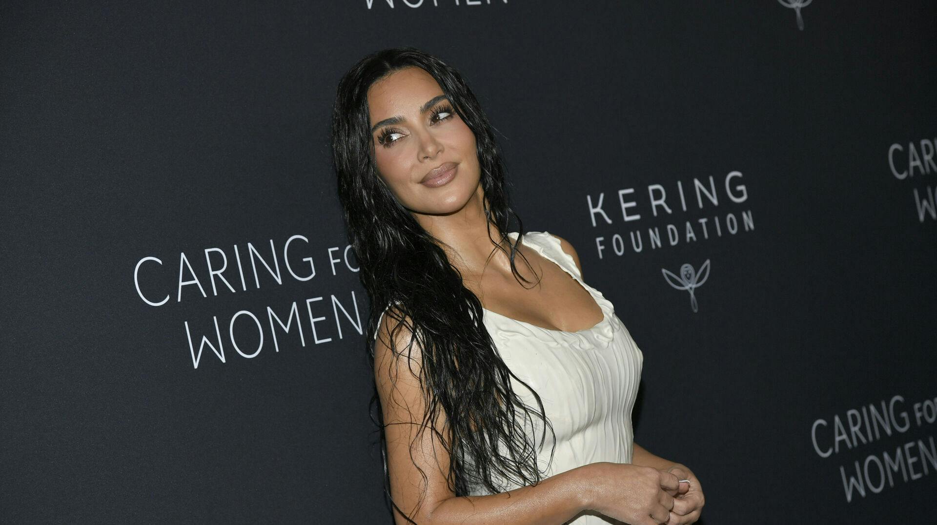 Kim Kardashian har endnu en gang leget med looket i ny Skims-kampagne. Her ser hun dog nogenlunde ud som altid.