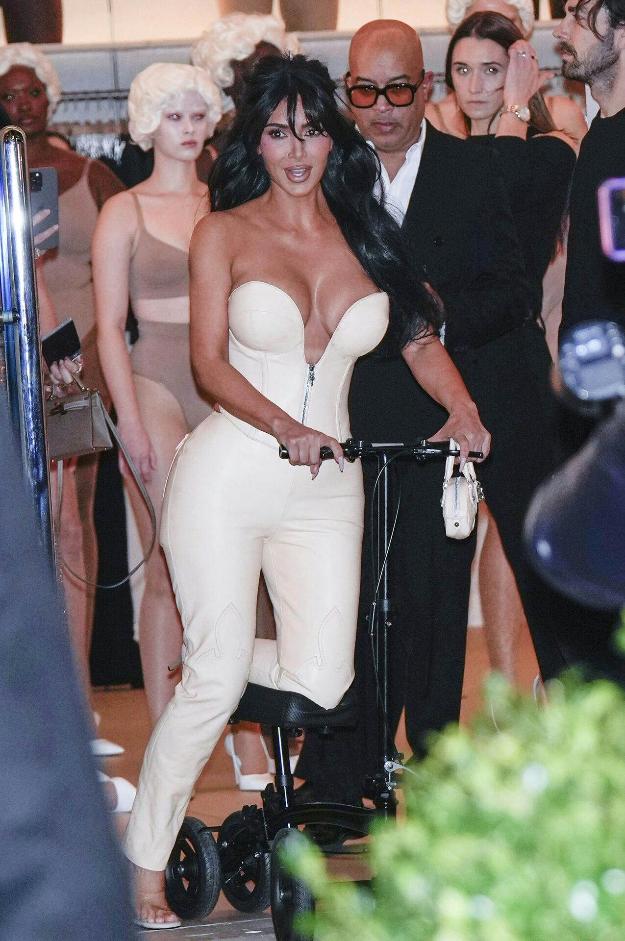 Kim Kardashian med sin smarte scooter, da hun i sidste uge gæstede åbningen af sin egen første Skims-butik i New York City.