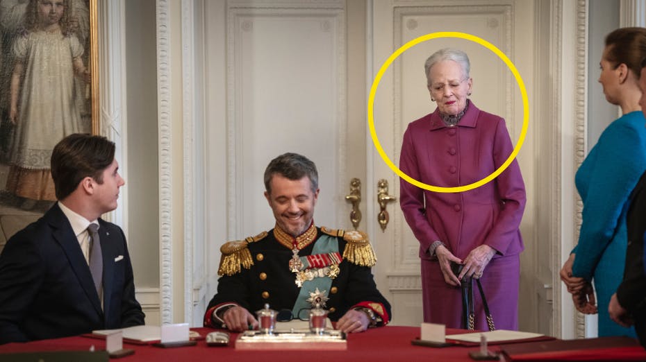 Tronskiftet tilbage i januar var planlagt ned til mindste detalje – men det lykkedes alligevel dronning Margrethe at overraske alle med de tre ord, hun sagde i det øjeblik, hvor tronskiftet fandt sted. 
