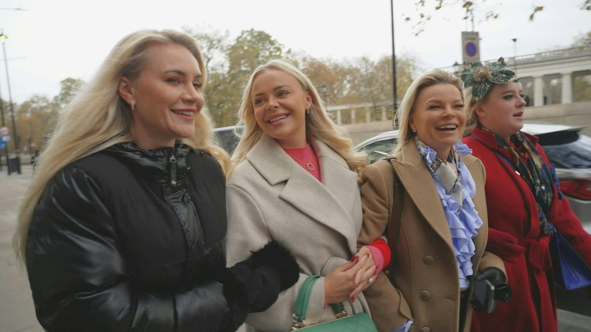 I serien kan vi atter følge mor-Pitzner, Katerina, og hendes tre døtre Ophelia, Elvira og Thalia.