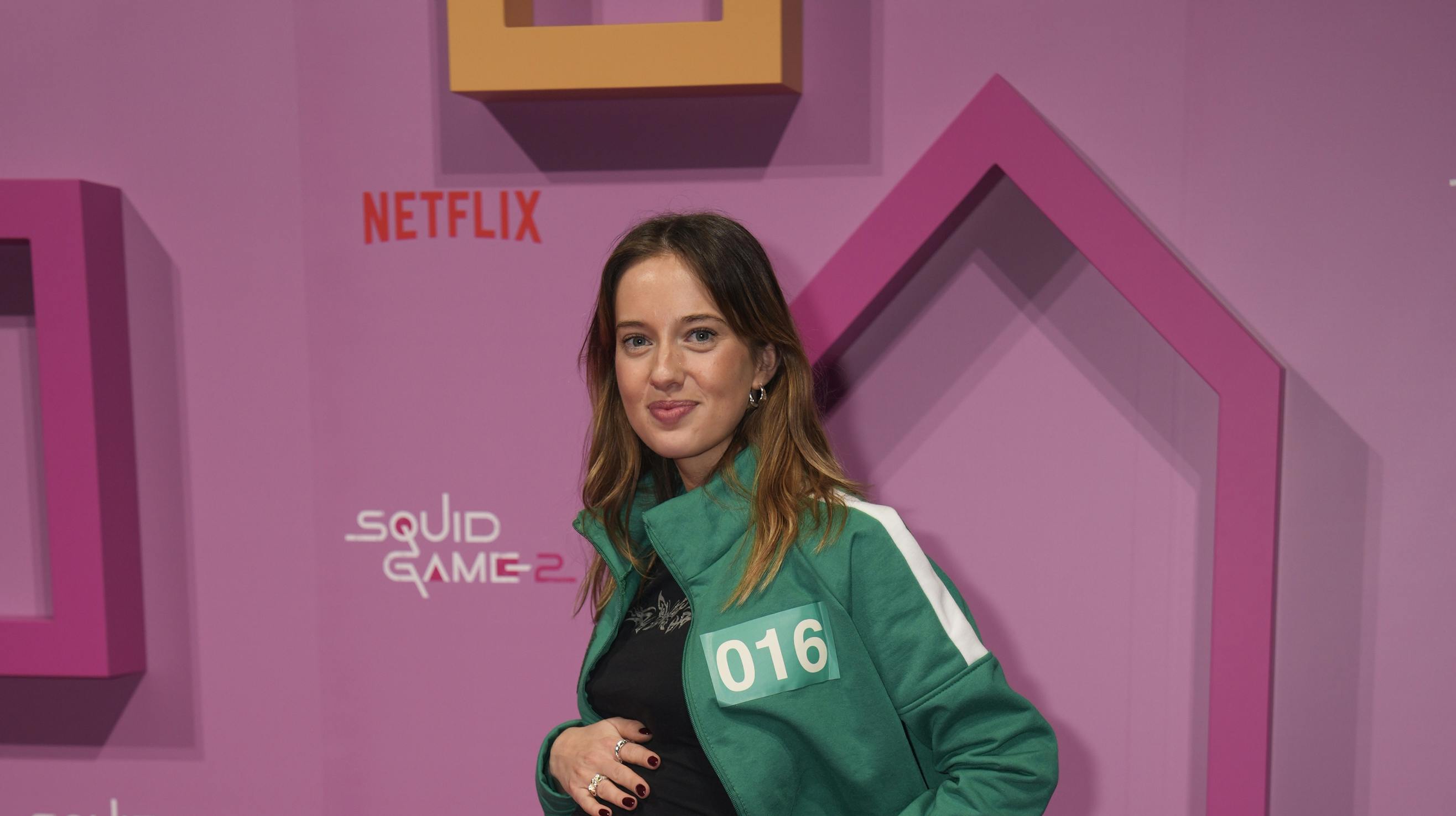 Victoria Lundager viste sin gravide mave frem, da hun tirsdag var til premiere på sæson to af "Squid Games."