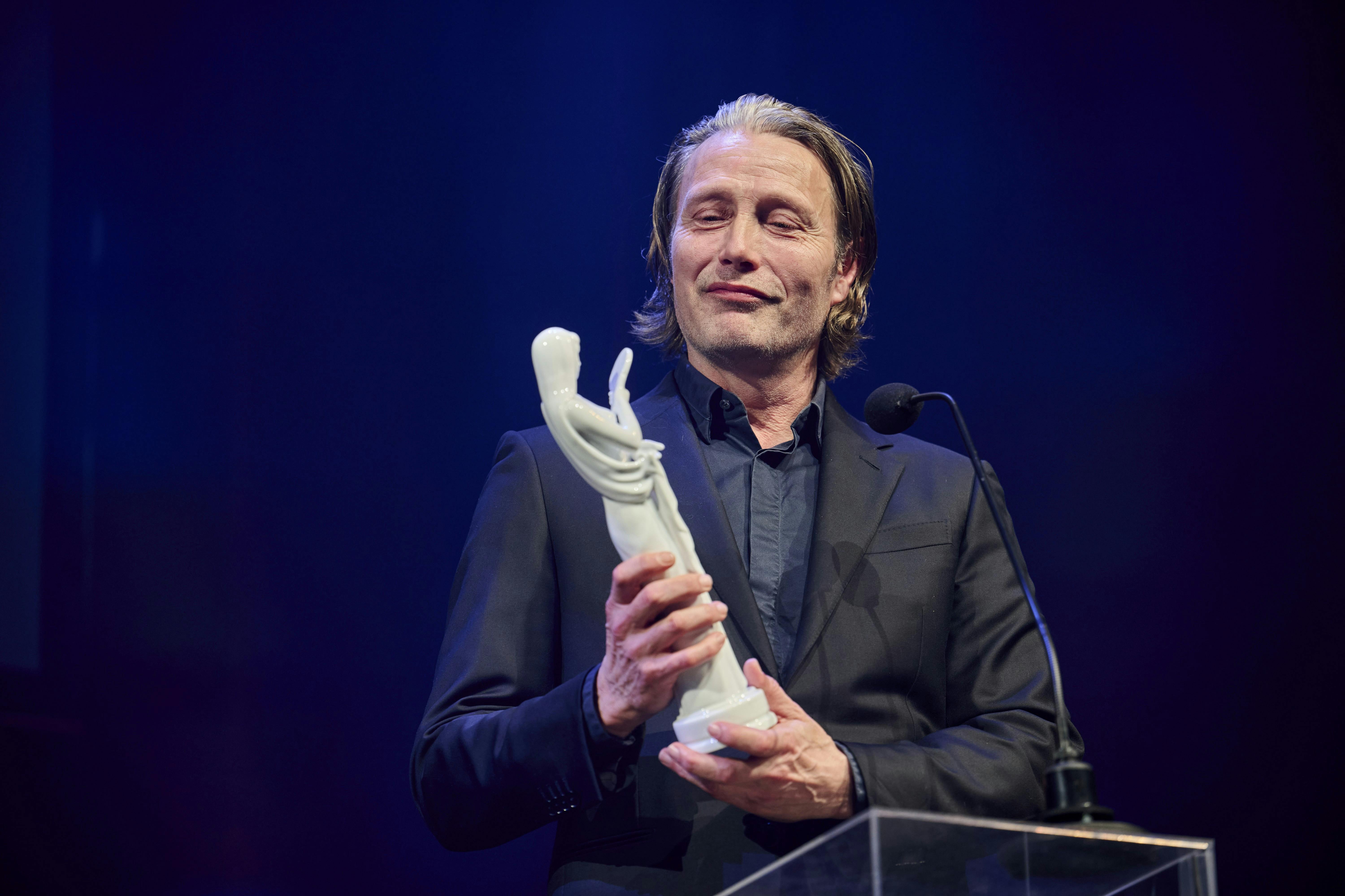 Mads Mikkelsen med sin Bodil