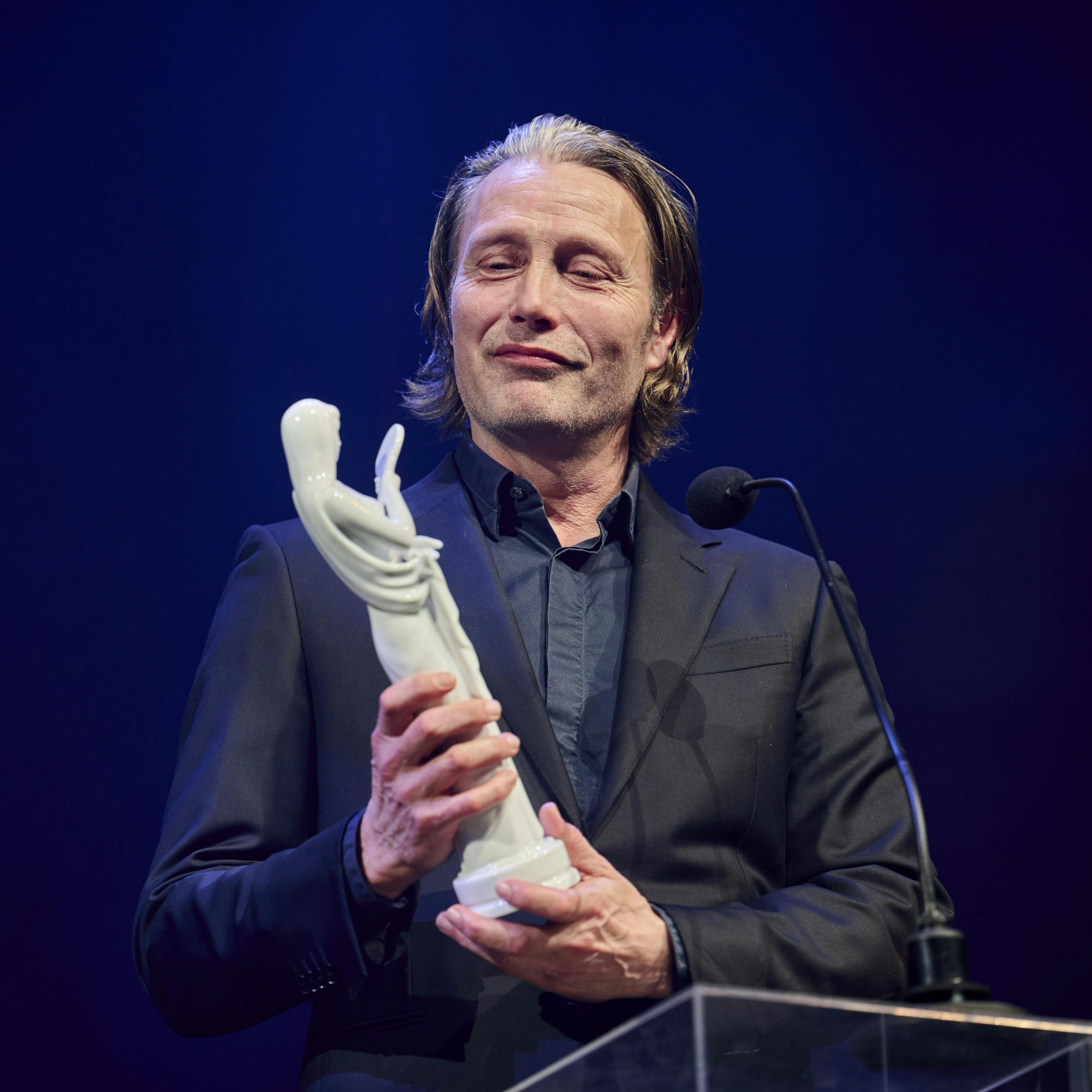 Mads Mikkelsen med sin Bodil