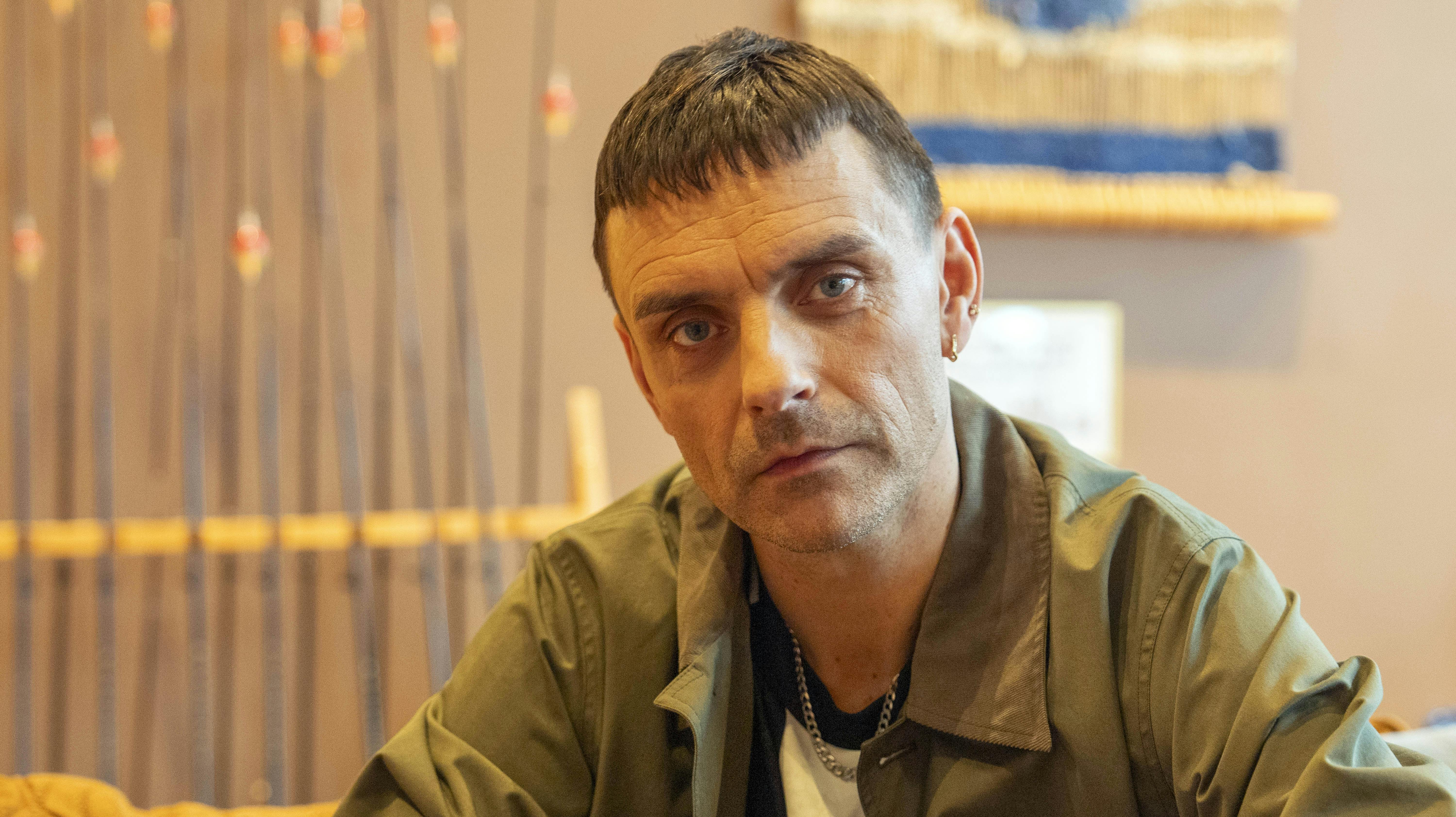 Simon Kvamm er i dag 49 år gammel og er kendt for både sin musik, komik og skuespil.