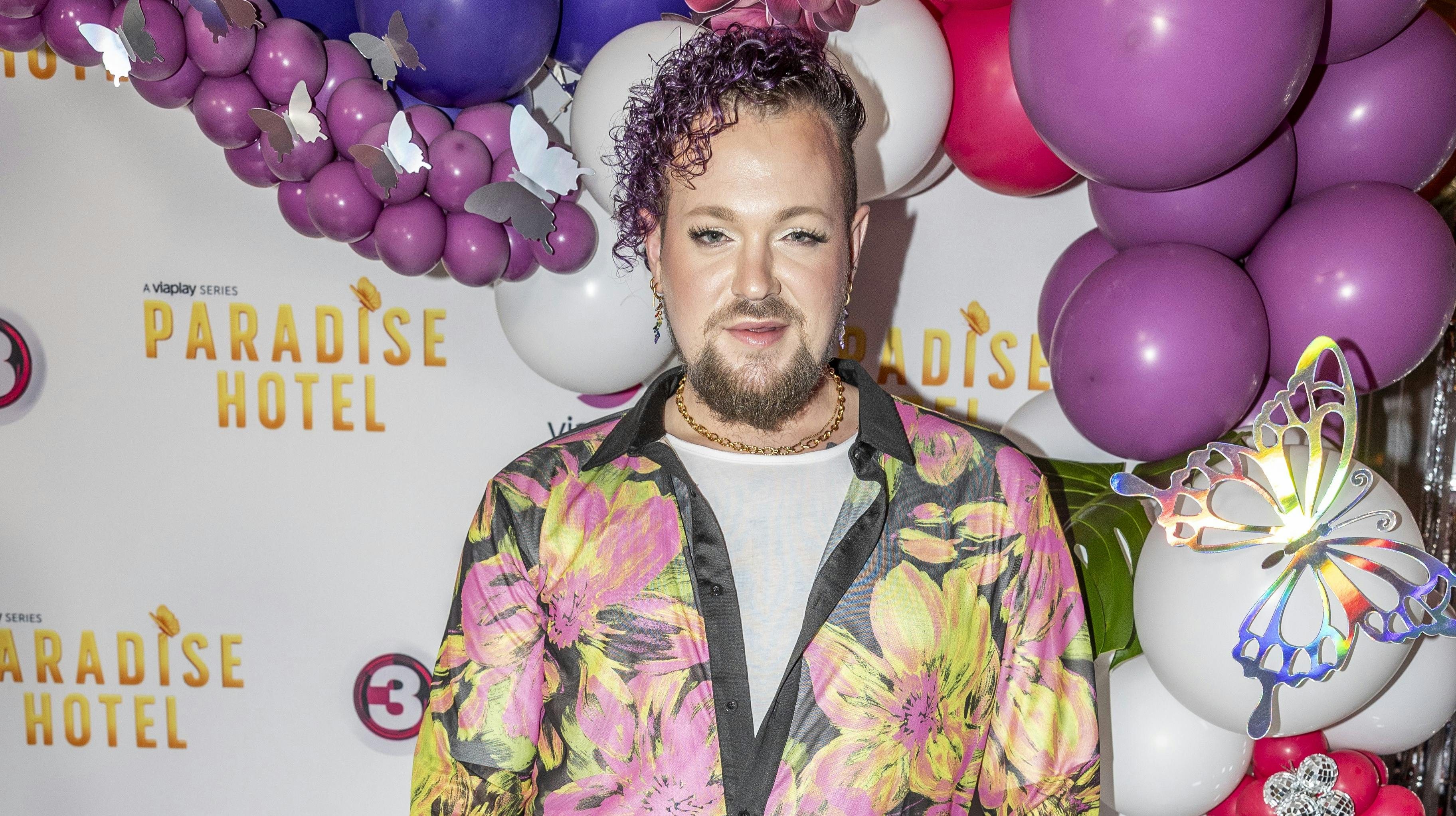 Moster Niller har tidligere været med i "Paradise", ligesom han for nylig medvirkede i festprogrammet "Sommer i Magaluf".