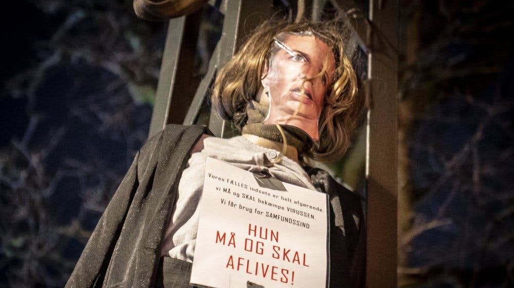 Rigsadvokaten går nu efter en markant hårdere straf til de tre mænd, der er tiltalt for at have hængt en dukke op af statsminister Mette Frederiksen i januar 2021.
