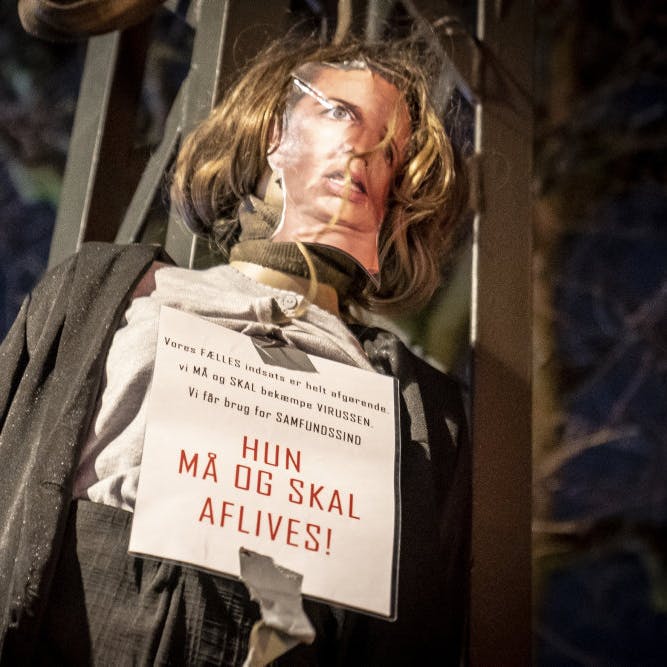 Rigsadvokaten går nu efter en markant hårdere straf til de tre mænd, der er tiltalt for at have hængt en dukke op af statsminister Mette Frederiksen i januar 2021.