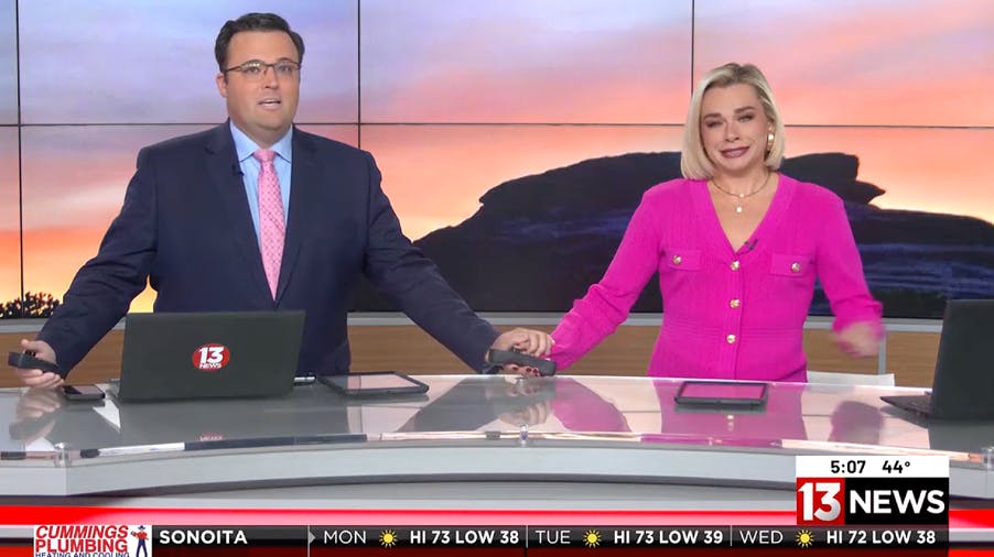 Et gribende øjeblik udspillede sig mandag på den amerikanske tv-kanal 13 News, da de to værter på tragisk vis – og med tårer i øjnene – annoncerede, at deres kollega er død. 