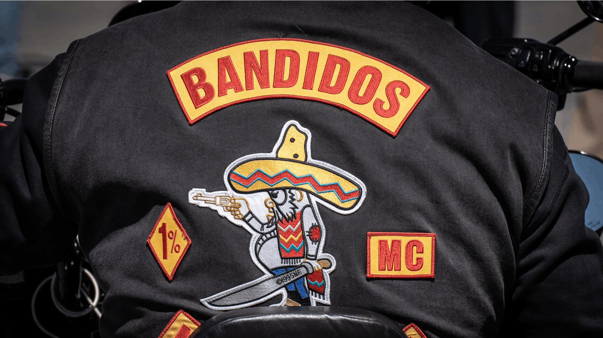 Ifølge politiet kørte de fire mænd blandt andet i formation, så man kunne se de fire mænds rang i den midlertidigt forbudte rockerklub Bandidos MC.