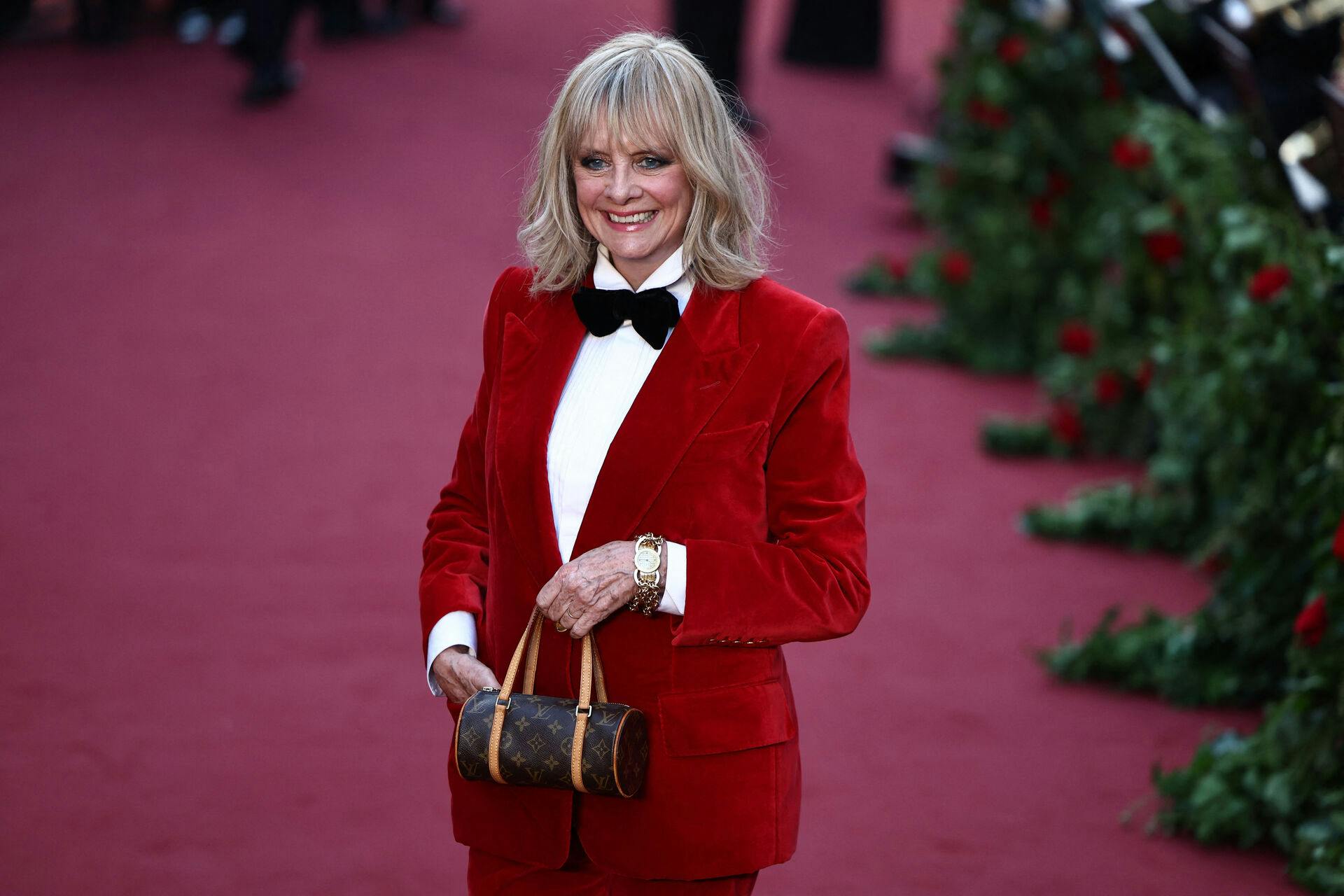 (ARKIV) British model Twiggy poses upon arrival to attend the "Vogue World: London" event at the Theatre Royal Drury Lane in central London on the eve of London Fashion Week on September 14, 2023. Torsdag den 19. september fylder tidl. fotomodel Twiggy (Dame Lesley Lawson), 75 år.. (Foto: HENRY NICHOLLS/Ritzau Scanpix)