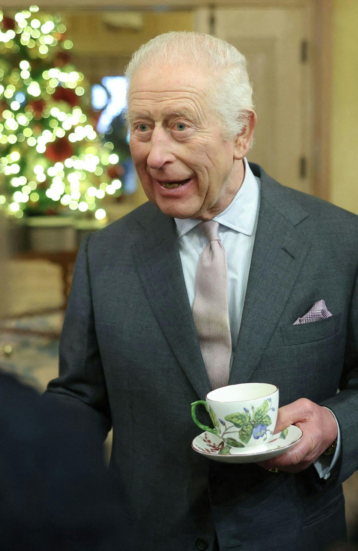 Kong Charles afholder i dag sin årlige julefrokost på Buckingham Palace for blandt andre fætre og kusiner.