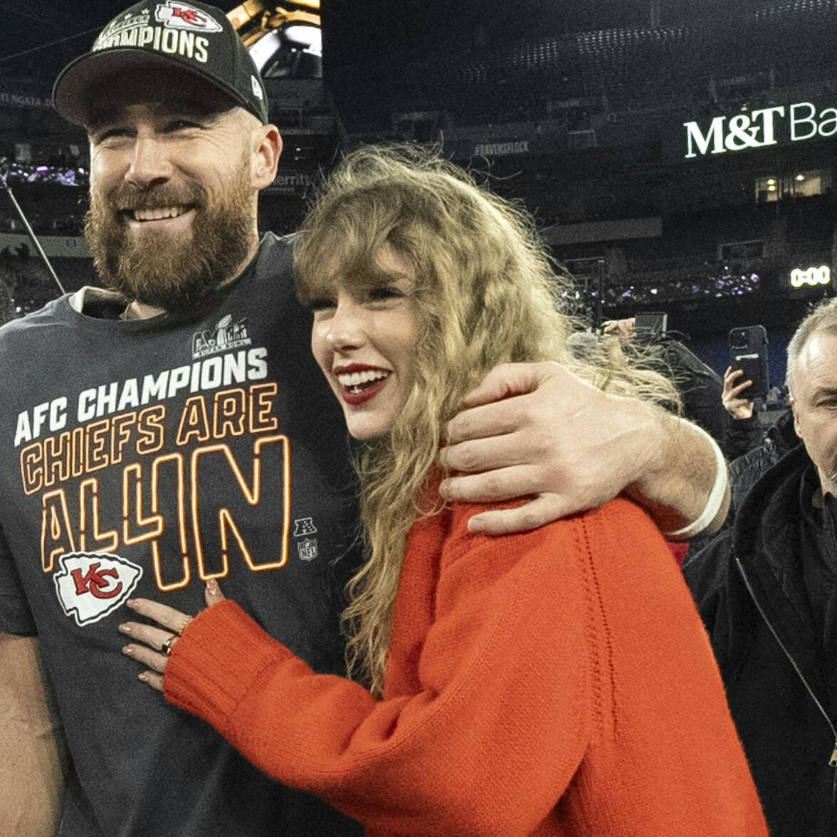 Kansas City Chiefs-stjernen Travis Kelce og popdronningen Taylor Swift er muligvis blevet forlovet, mener fans.