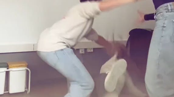 TikTok-trenden "Superman" er ikke helt ufarlig. (Billedet her har intet med hændelsen på Risbjergskolen at gøre). 
