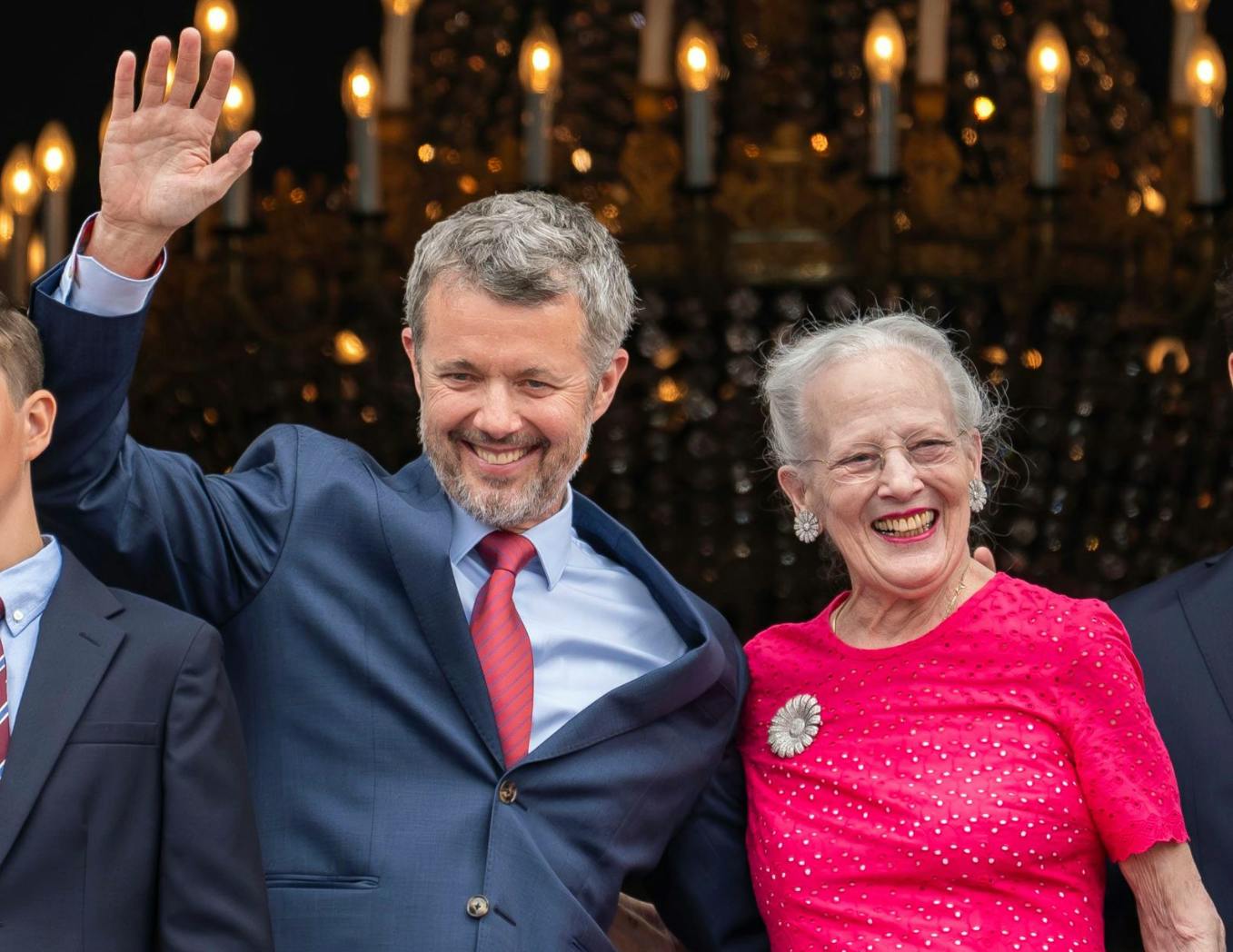 Kong Frederik har fået masser af medvind i sit snart første år som regent. Dronning Margrethe er gledet ned på en andenplads, når det gælder popularitet.