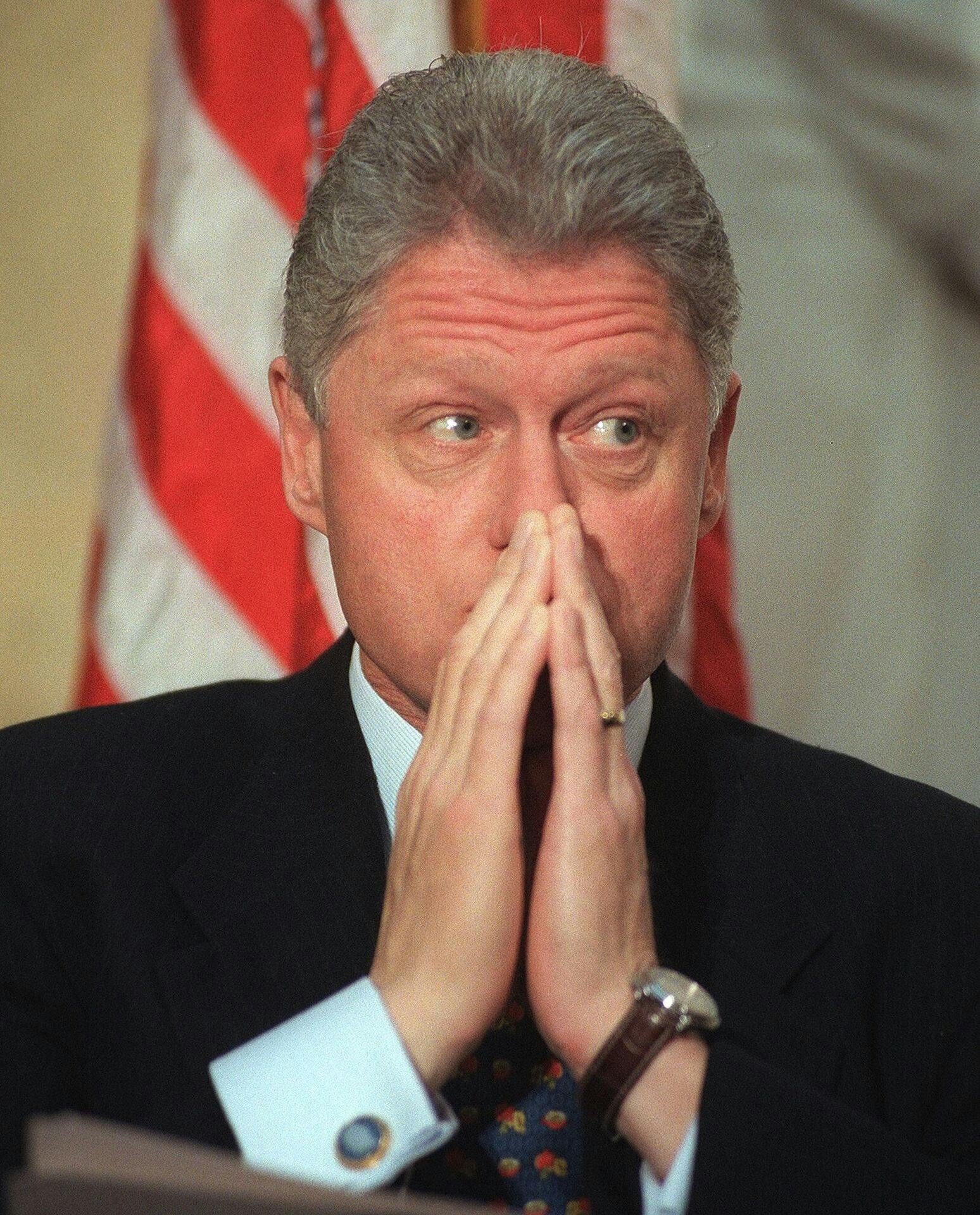 Flere gange forsøgte Bill Clinton at bedyre sin uskyld - men til sidst måtte han krybe til korset.
